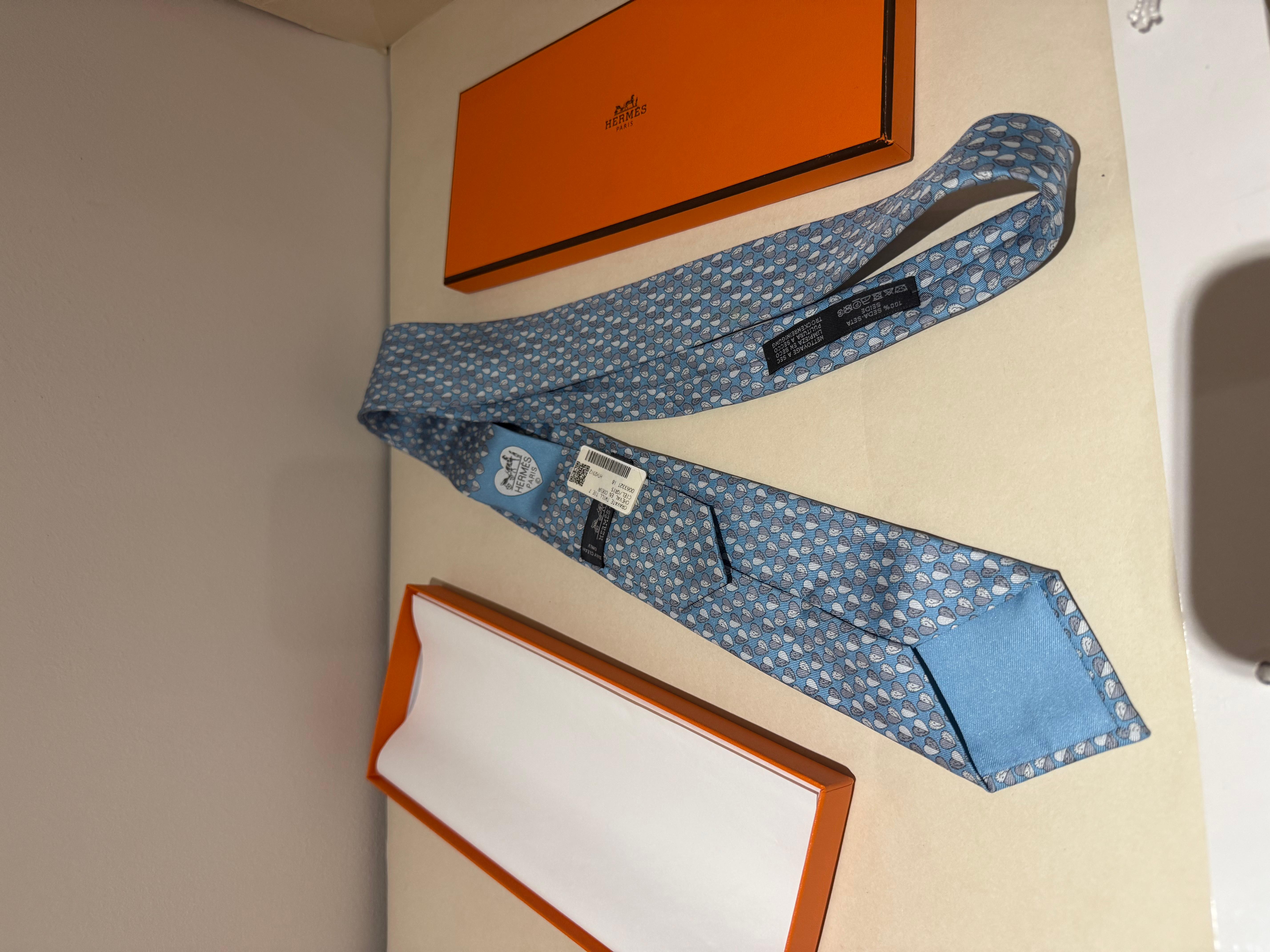 Hermes Krawatte Cheval en Cœur Seidenköper im Zustand „Neu“ im Angebot in London, England