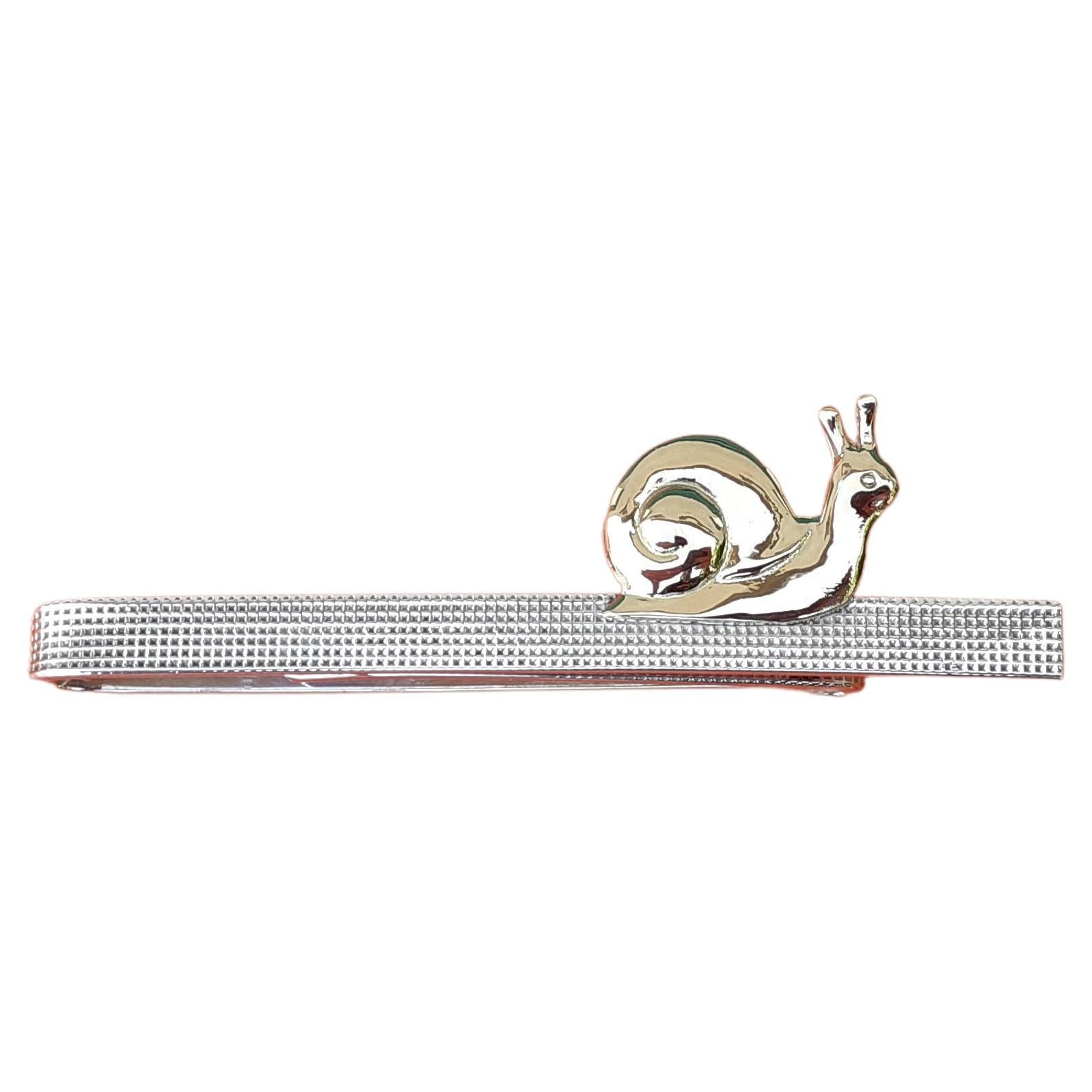 Extremely Rare Authentic Hermès Tie Pin

The bar is in silver printed with small squares, the snail is in vermeil (silver covered with gold)

Vintage Item

Colorways: silvery / golden

