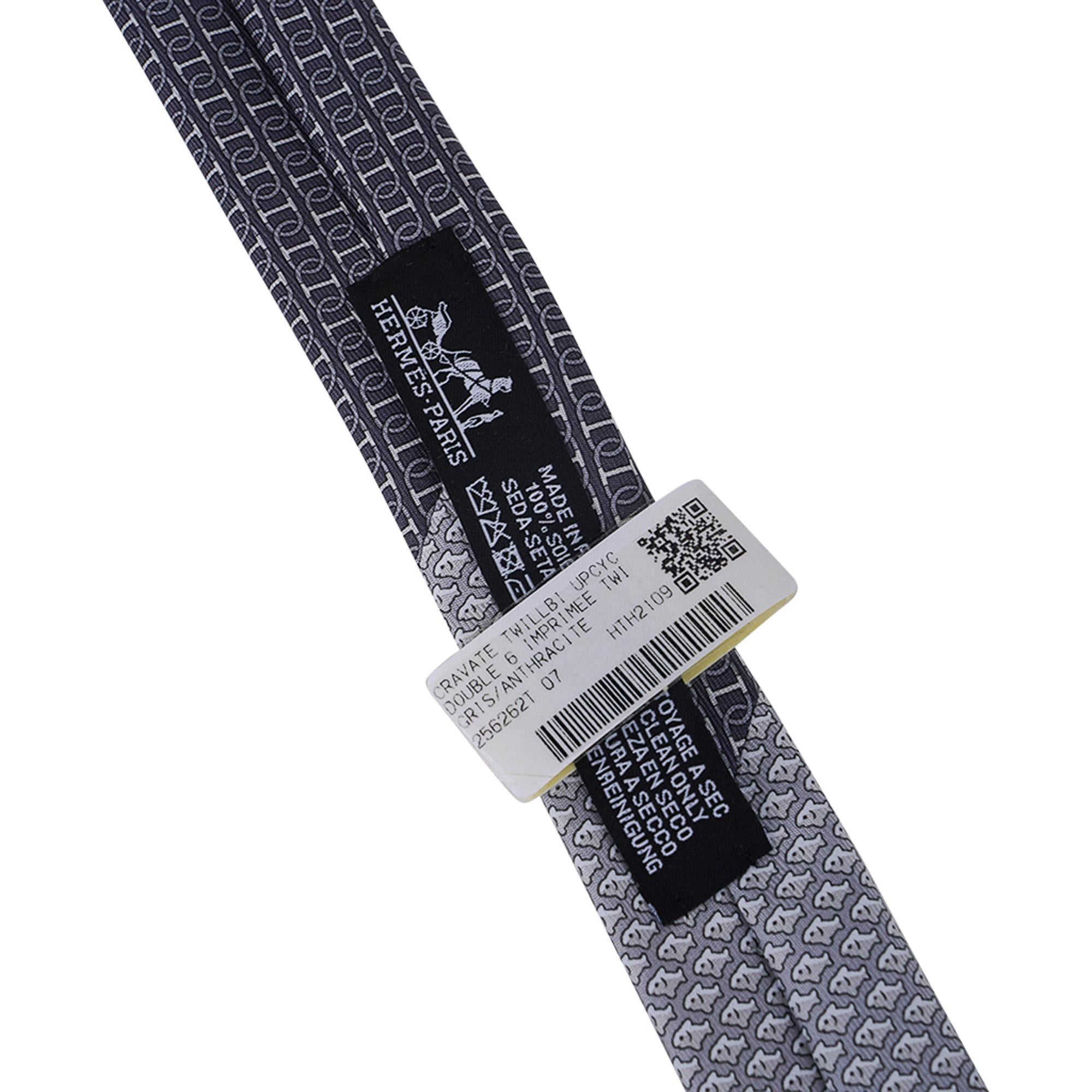 Cravate Twillbi double 6 imprimé Antracite/Gris Hermès, neuve avec boîte en vente 5
