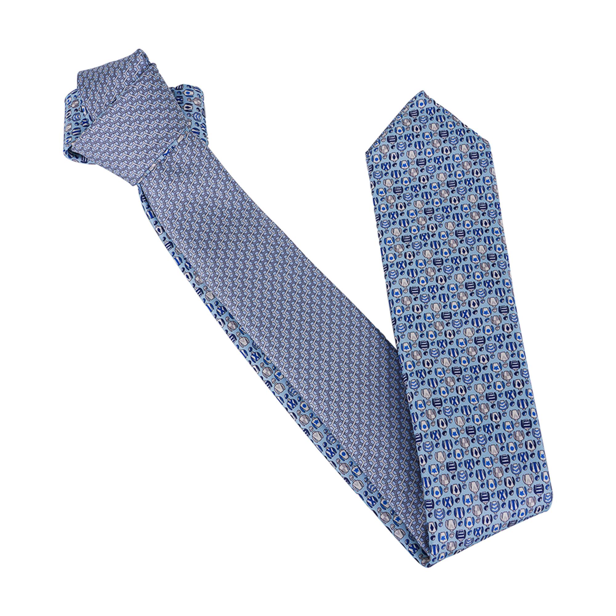 Mightychic offers an Hermes Double 6 Imprimee silk twillbi tie.
Ciel and Marine colorway.
A double tie with 2 different designs, one is classic and the other fancy.
Can be worn either way according to one's mood!
NEW or NEVER WORN.
Comes with