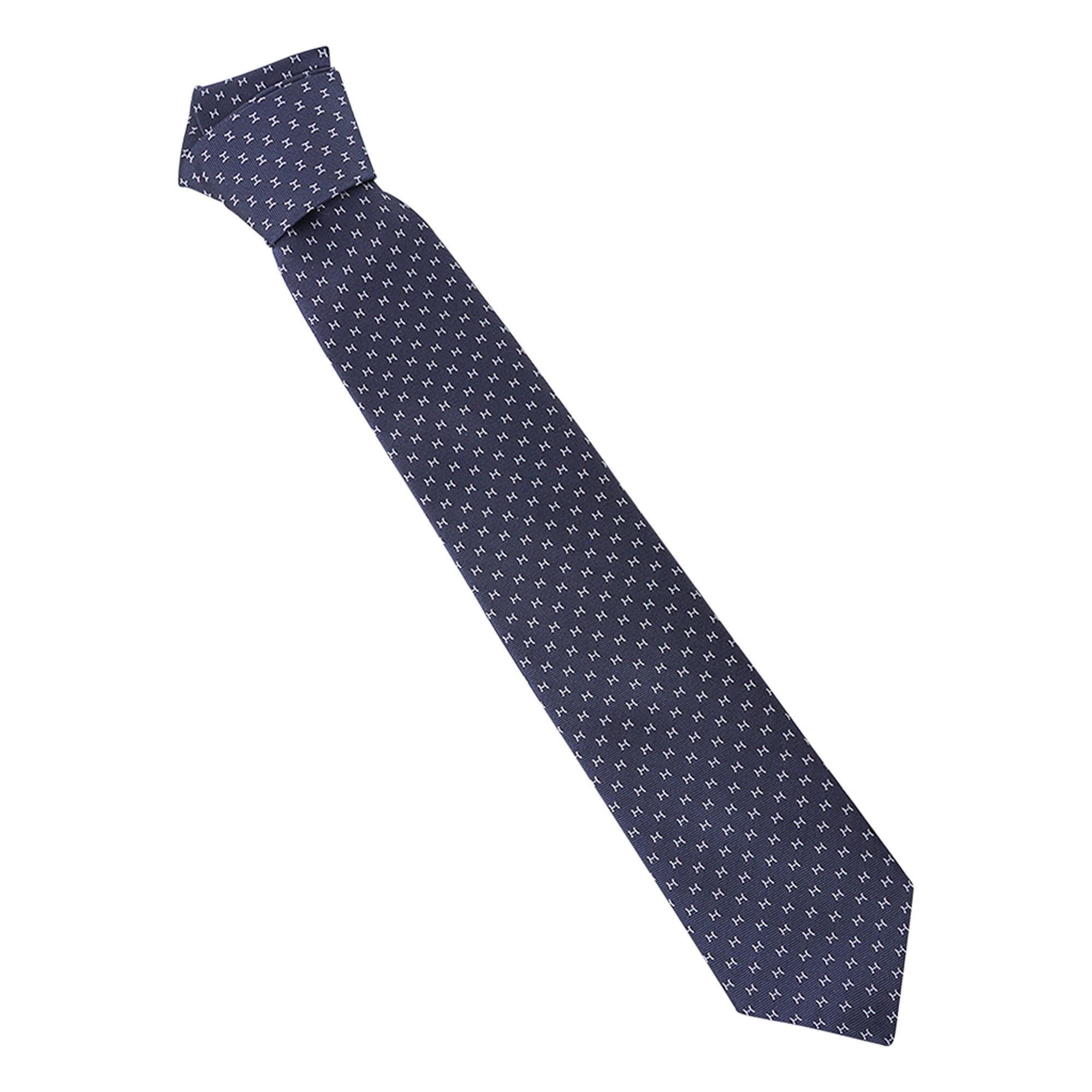 Cravate Hermès en sergé de soie gris, blanc et gris à cravate fine H Neuf - En vente à Miami, FL