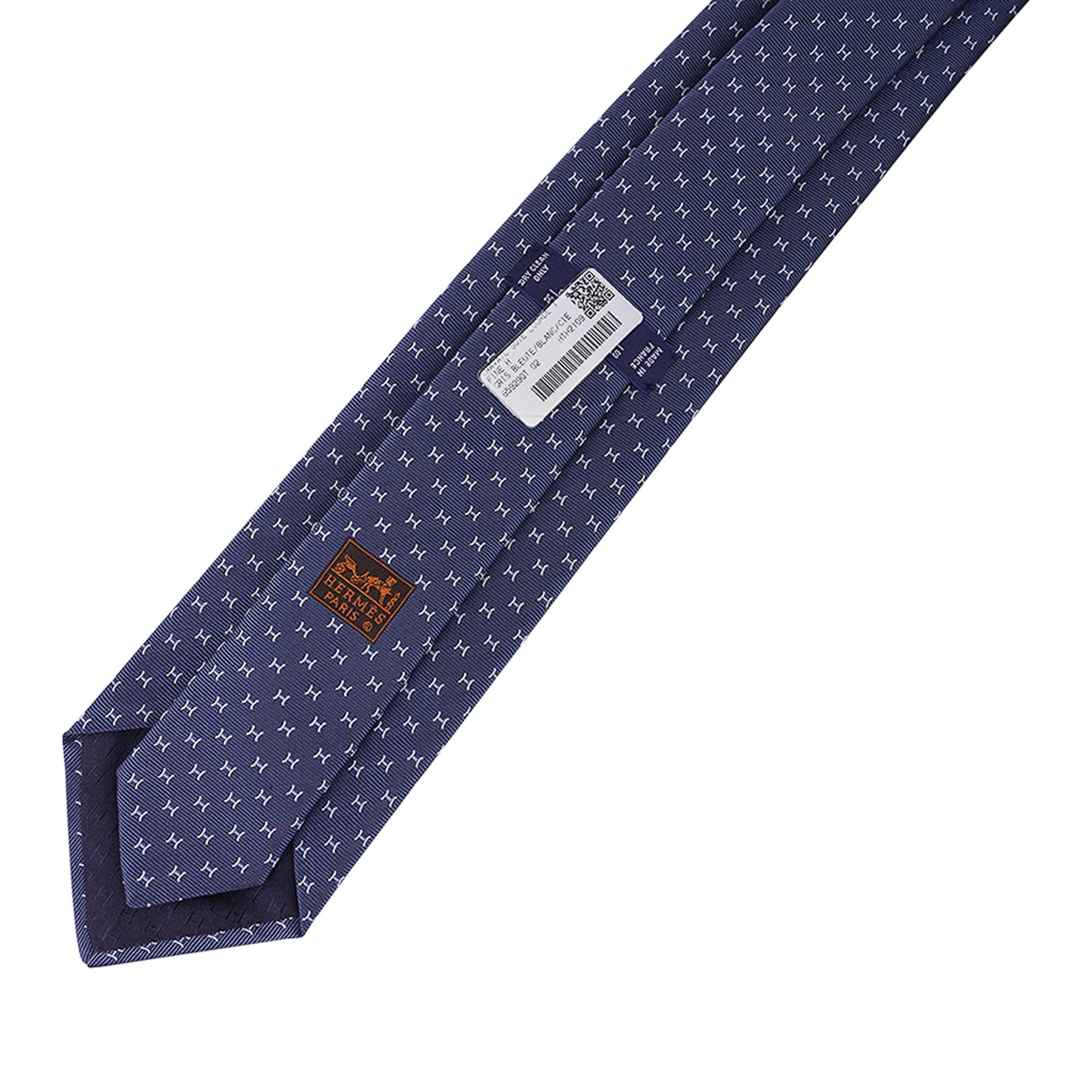 Cravate Hermès en sergé de soie gris, blanc et gris à cravate fine H en vente 1