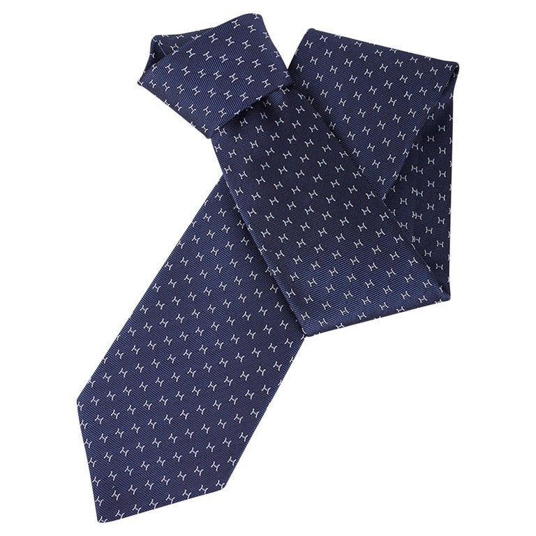 Cravate Hermès en sergé de soie gris, blanc et gris à cravate fine H En  vente sur 1stDibs