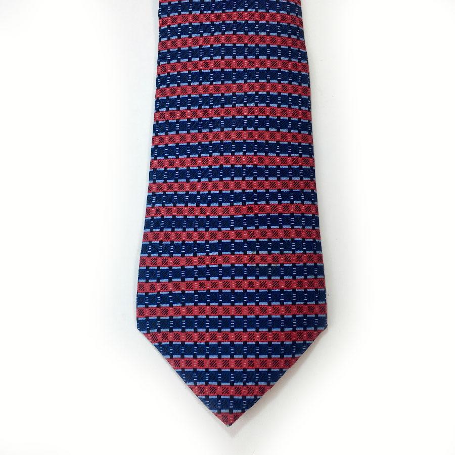 HERMES tie in blue and red silk. 

Made in France. Immaculate condition. The label is a little disjointed

Dimensions: total length: 155 cm, width: 9 cm

Will be delivered in a new, non-original dust bag
