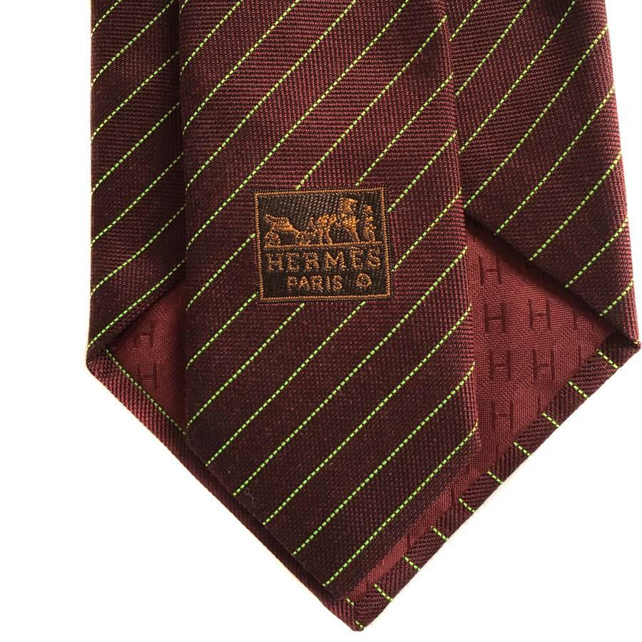 HERMES Tie in Burgundy Silk and Cashmere with Fluorescent Green lines In Good Condition In Paris, FR