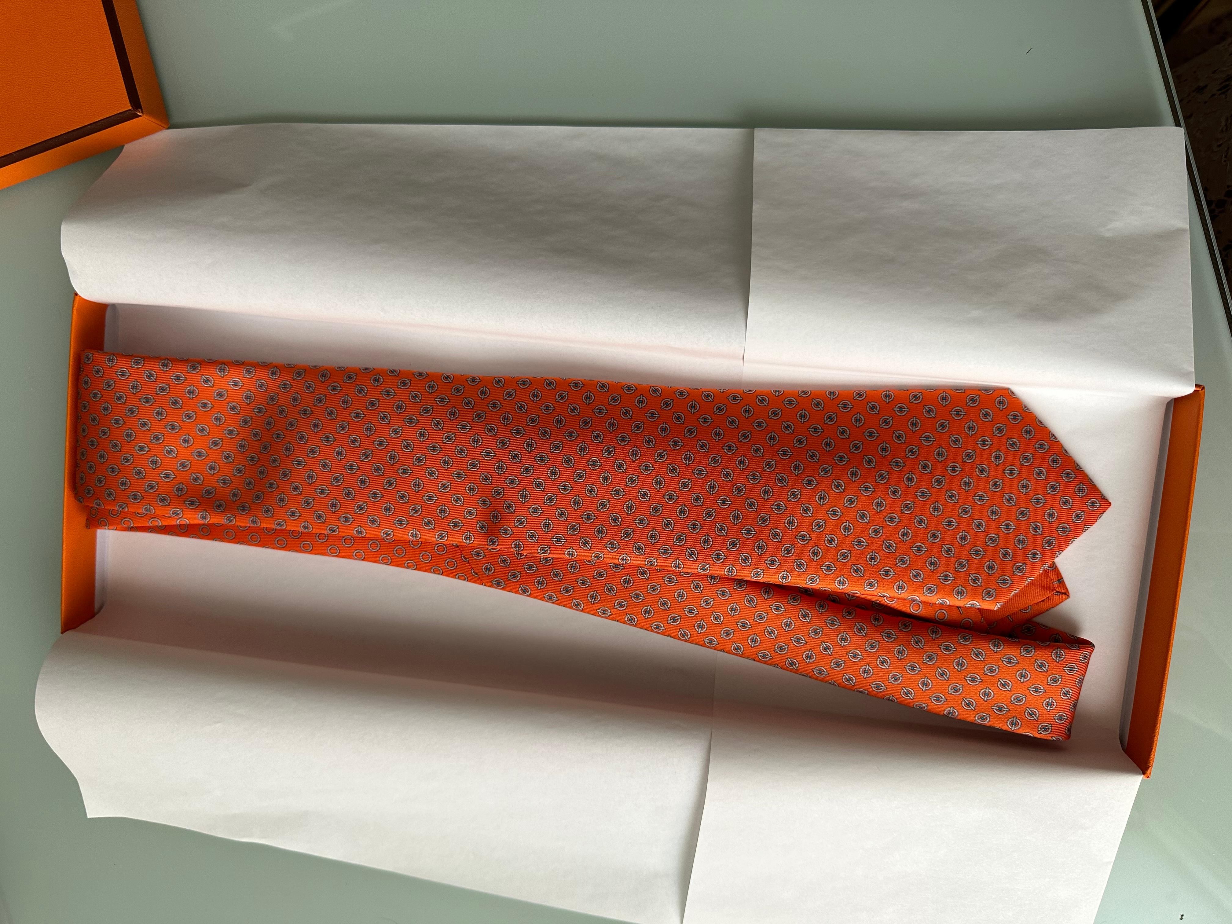 Hermes Tie in hand-sewn silk twill (100% silk)

The perfect tie to take you from city to coast!

The tail reveals a different motif.

Made in France
Designed by Philippe Mouquet
Width: 7 cm