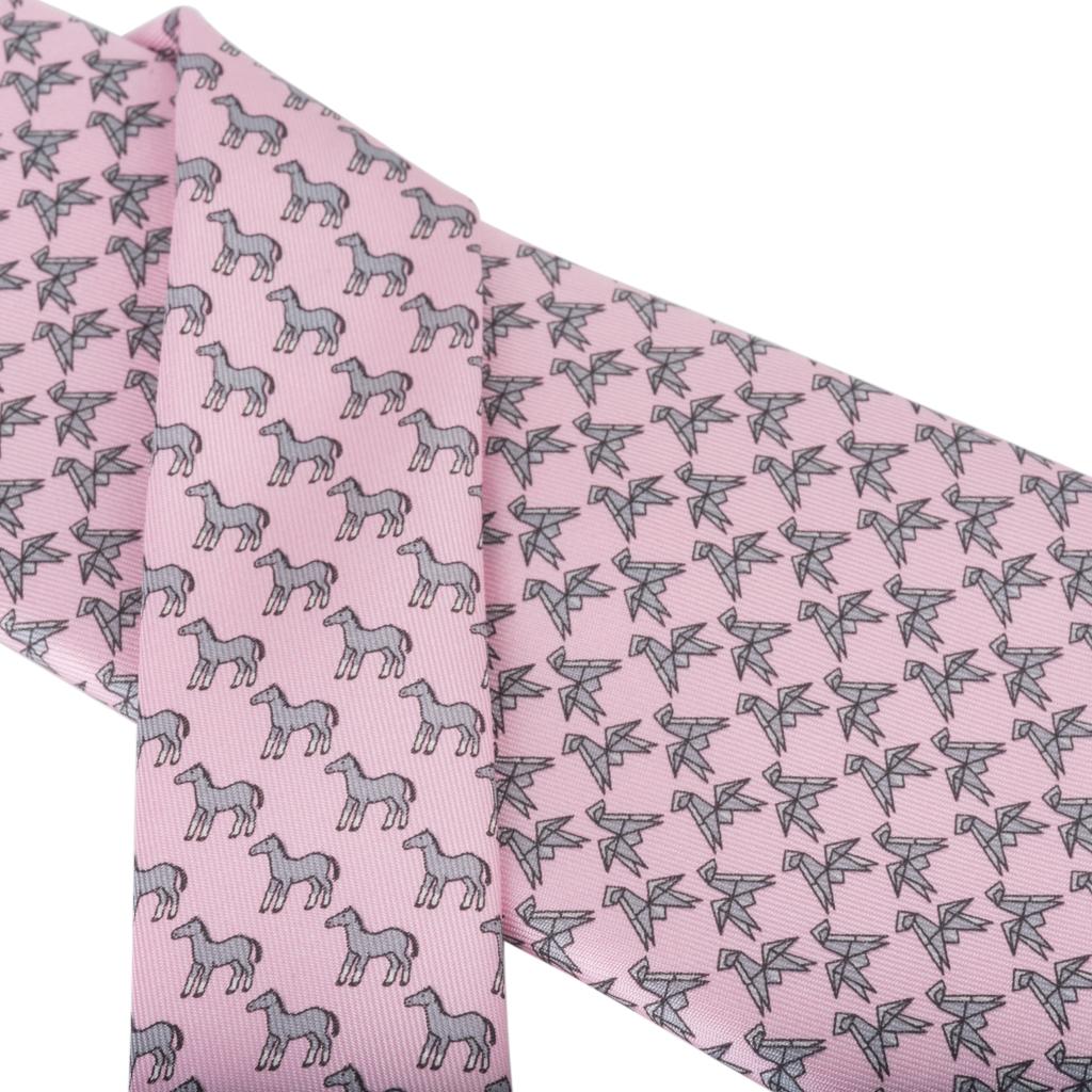 Guaranteed authentic Hermes Origami Horse silk twillb tie.
Beautiful soft pink Rose with Gris.
Charming depiction of their signature origami horse in a small print.
The inner side of the tie the horse transforms to reality!
Sold out and extremely