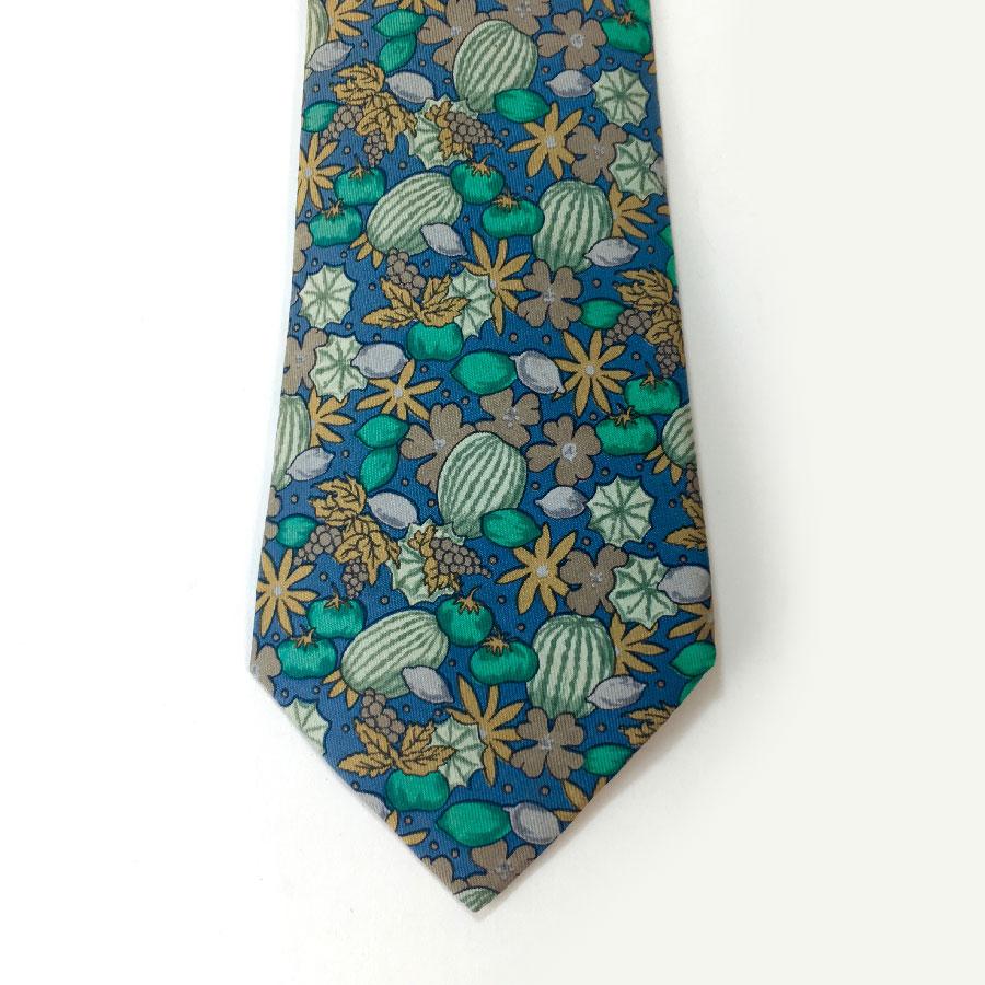 Hermès tie in blue silk with watermelon pattern

Dimensions : total length: 150 cm, width: 9 cm

Will be delivered in a new, non-original dust bag