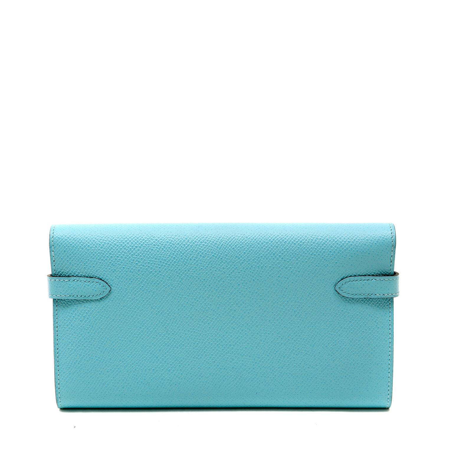 This authentic Hermès Tiffany Blue Epsom Kelly Wallet is in pristine unworn condition.  The perfect companion to organize cards, currency and coinage, the Classic Kelly Wallet is chic and functional.
Lovely Tiffany Blue Epsom leather is textured and