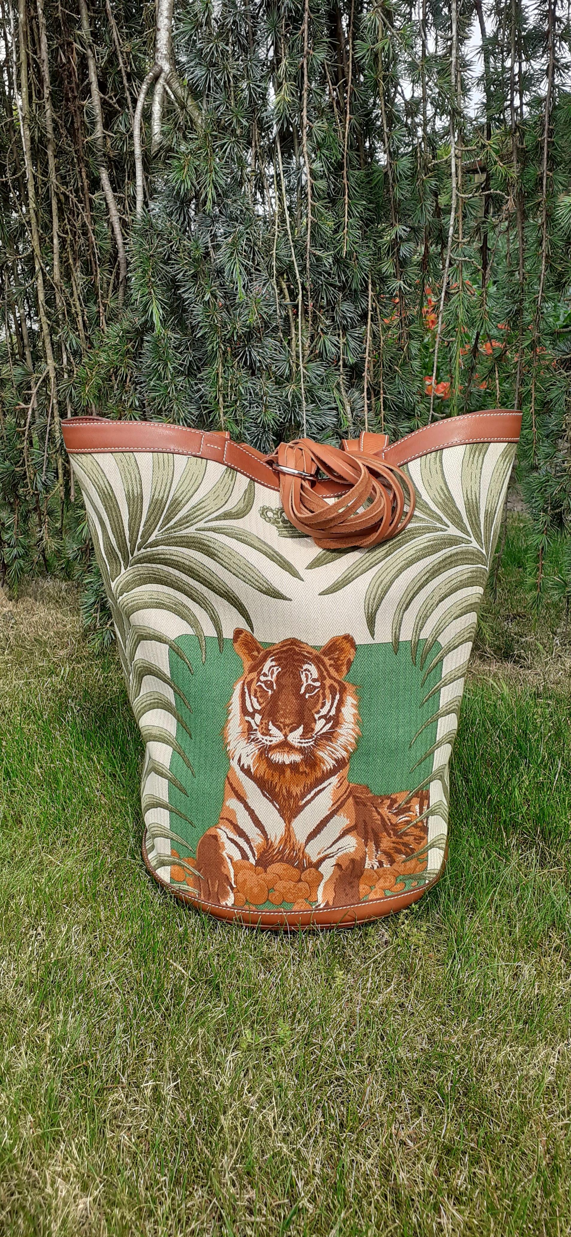 Hermès Tigre Royal Borsa a Secchiello Chevrons Toile Tela Pelle Barenia in vendita 10