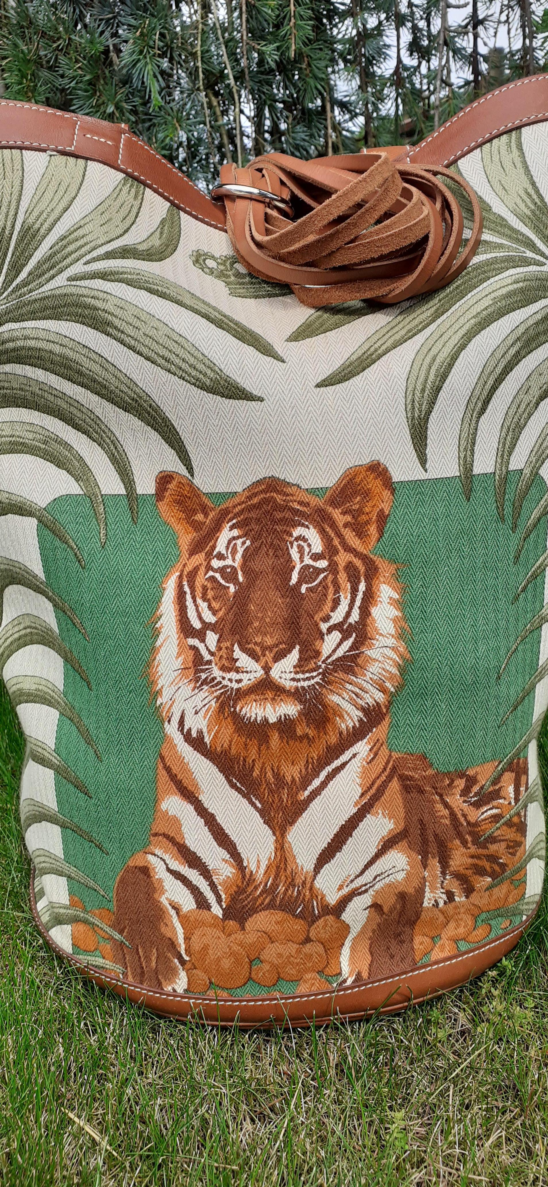Hermès Tigre Royal Borsa a Secchiello Chevrons Toile Tela Pelle Barenia in vendita 11