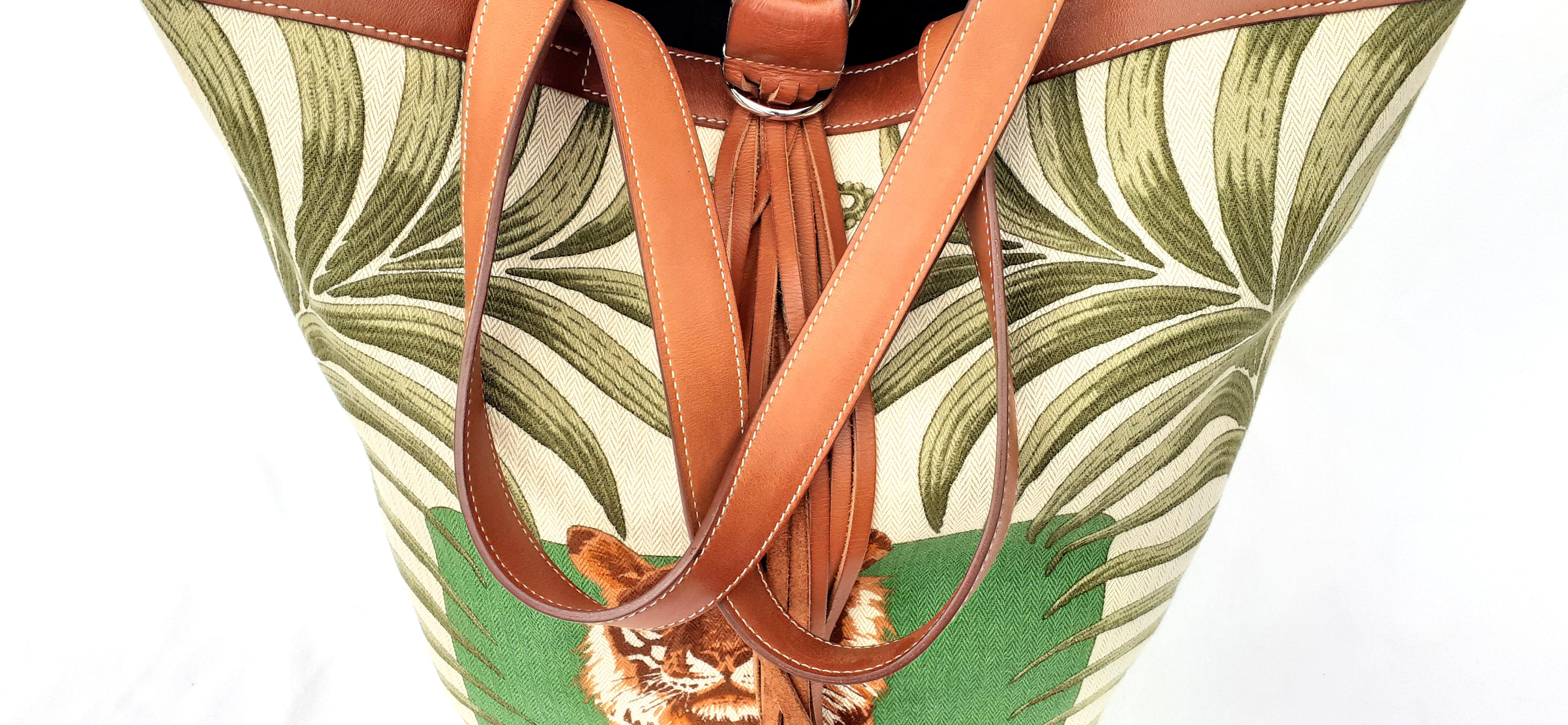 Donna Hermès Tigre Royal Borsa a Secchiello Chevrons Toile Tela Pelle Barenia in vendita