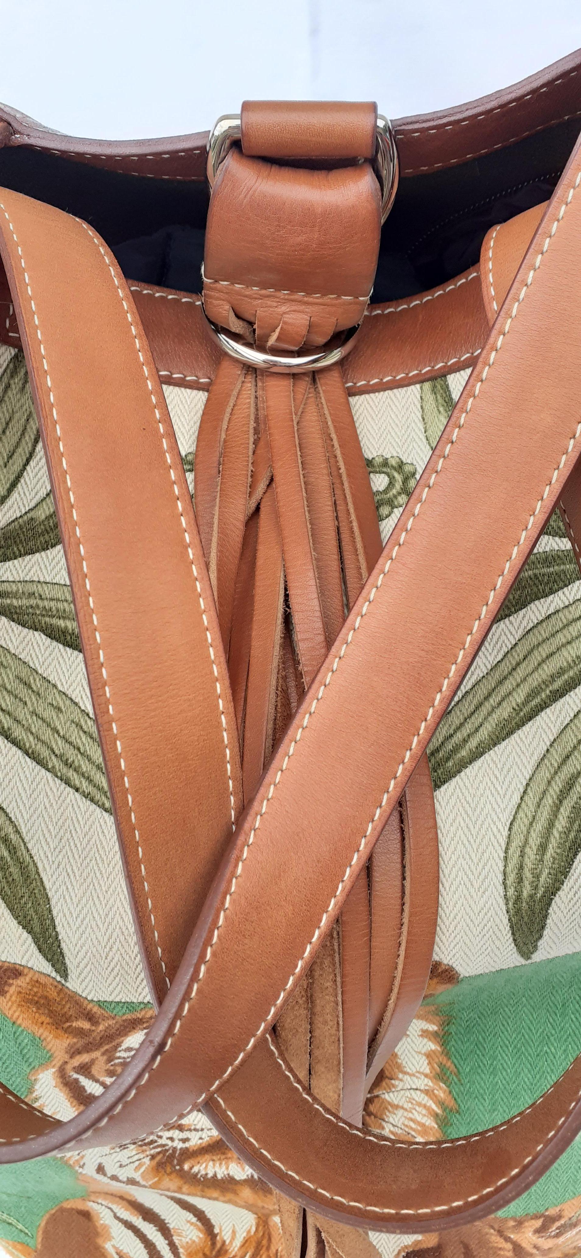 Hermès Tigre Royal Borsa a Secchiello Chevrons Toile Tela Pelle Barenia in vendita 1