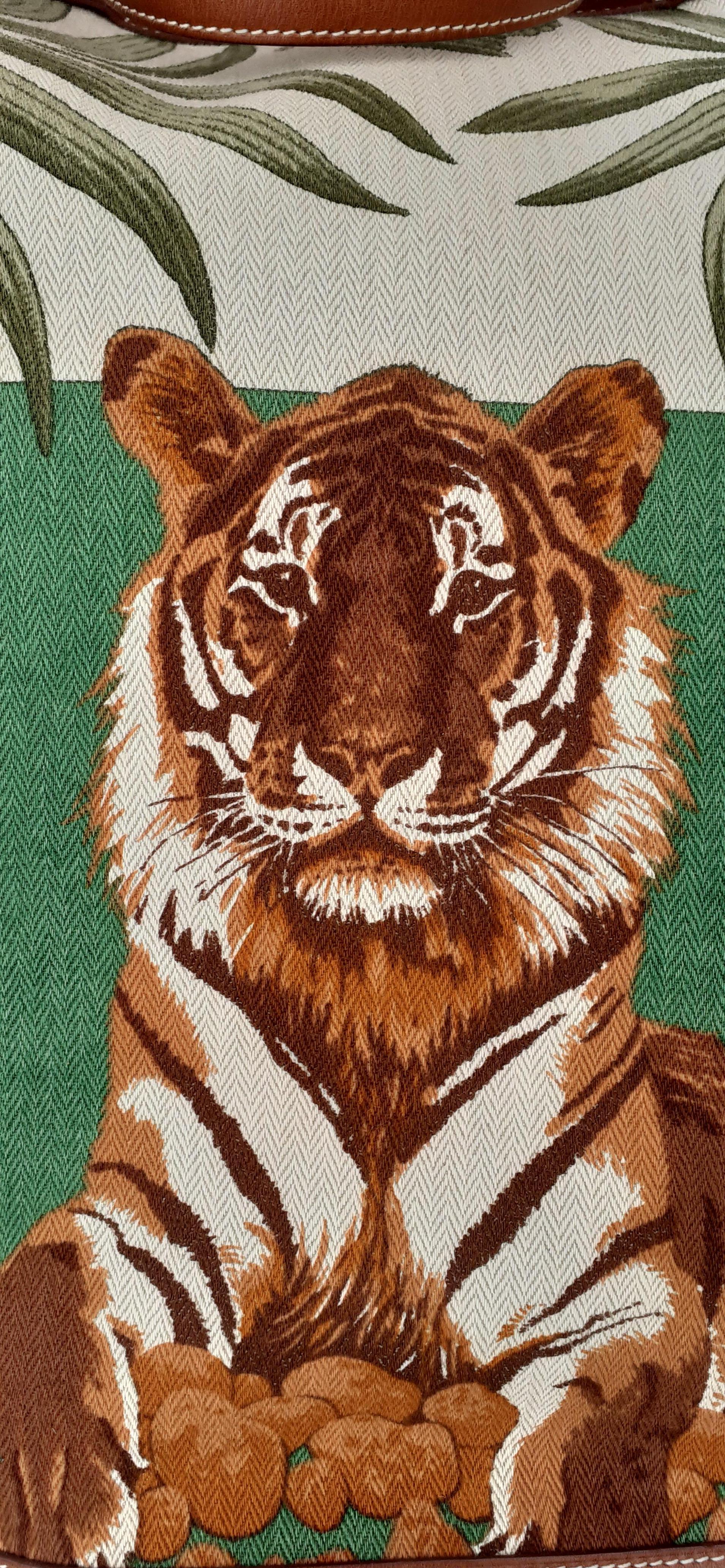 Hermès Tigre Royal Borsa a Secchiello Chevrons Toile Tela Pelle Barenia in vendita 4