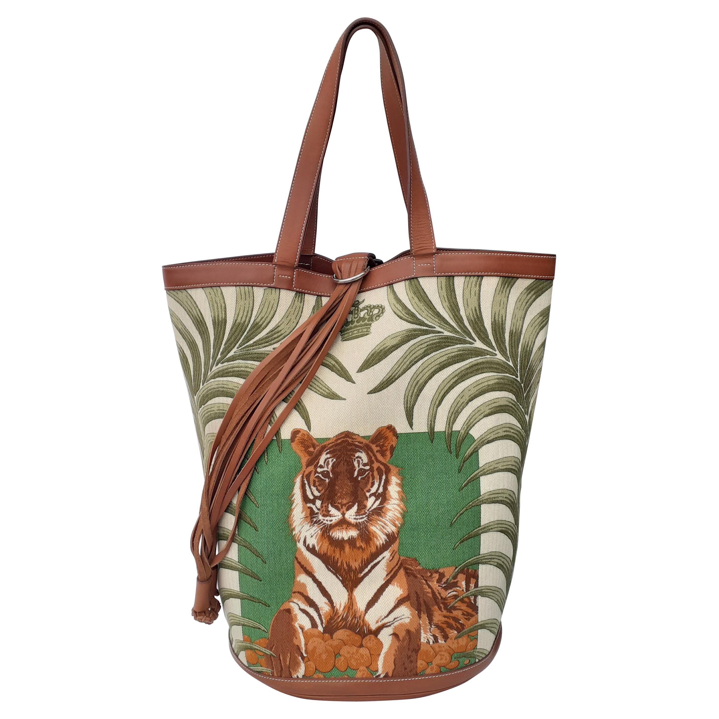 Hermès Tigre Royal Borsa a Secchiello Chevrons Toile Tela Pelle Barenia in vendita