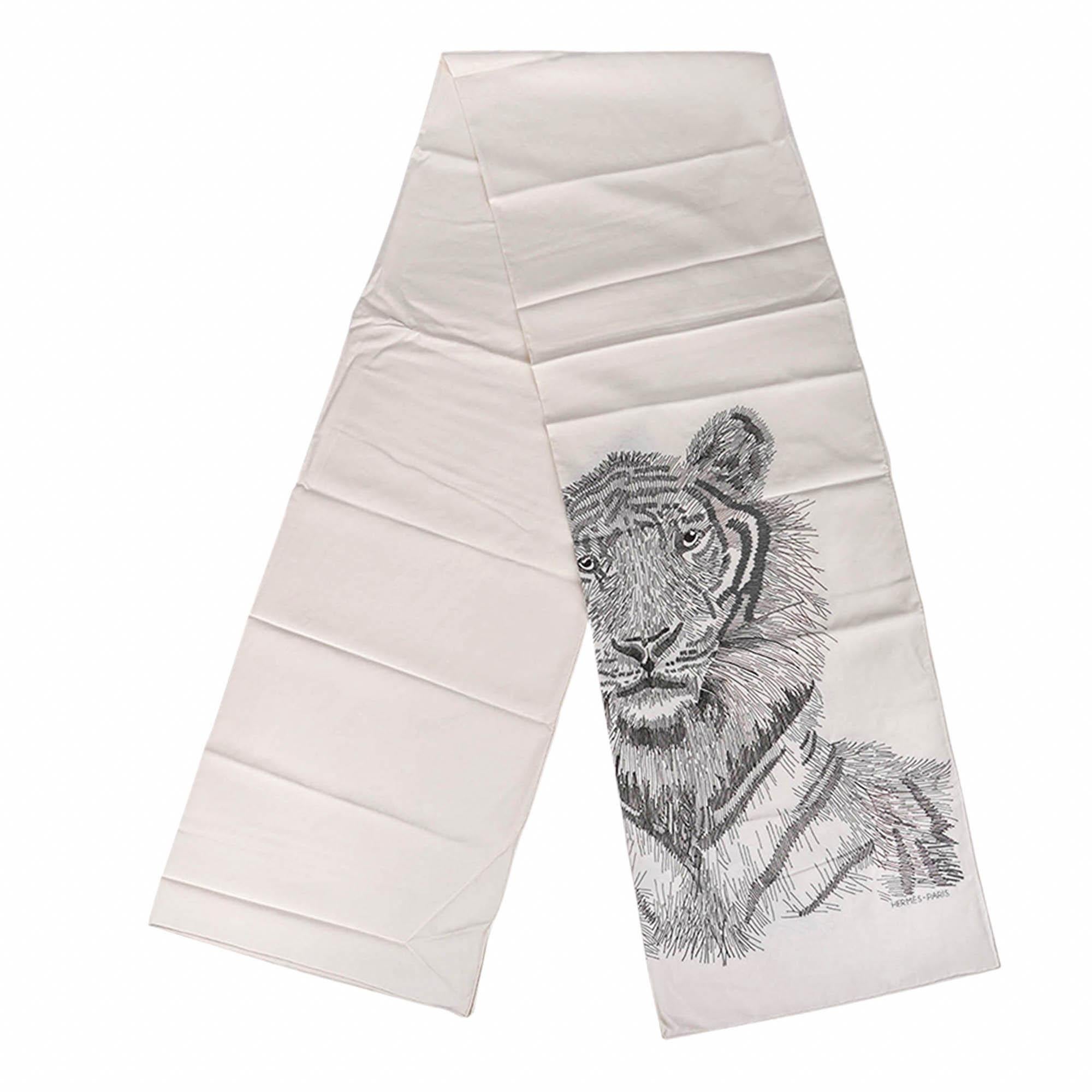 Hermes Tigre Royal Etole brodée Edition Limitée Foulard en soie en vente 6