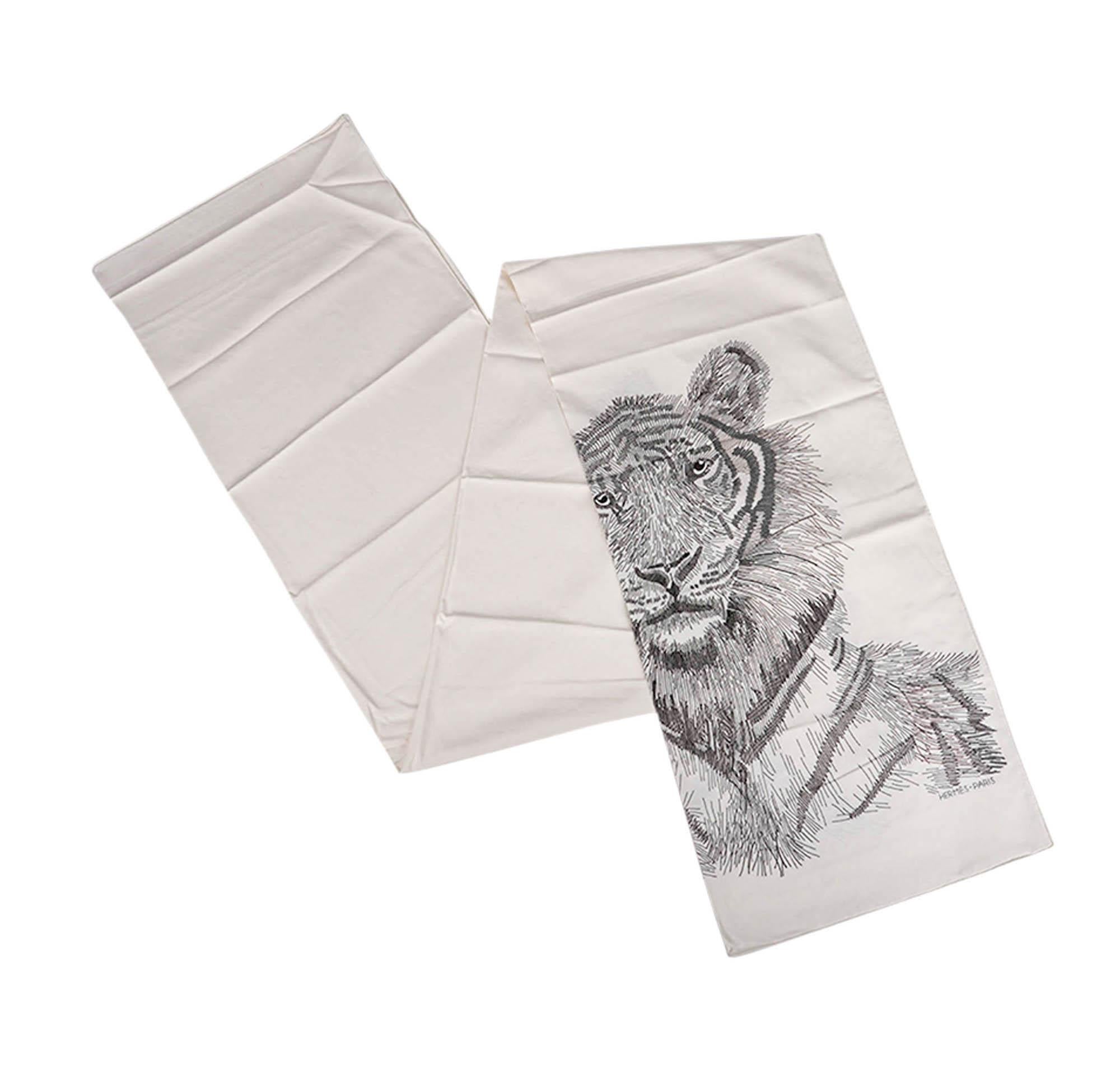 Hermes Tigre Royal Bestickte Stola Limitierte Auflage Seidenschal für Damen oder Herren im Angebot