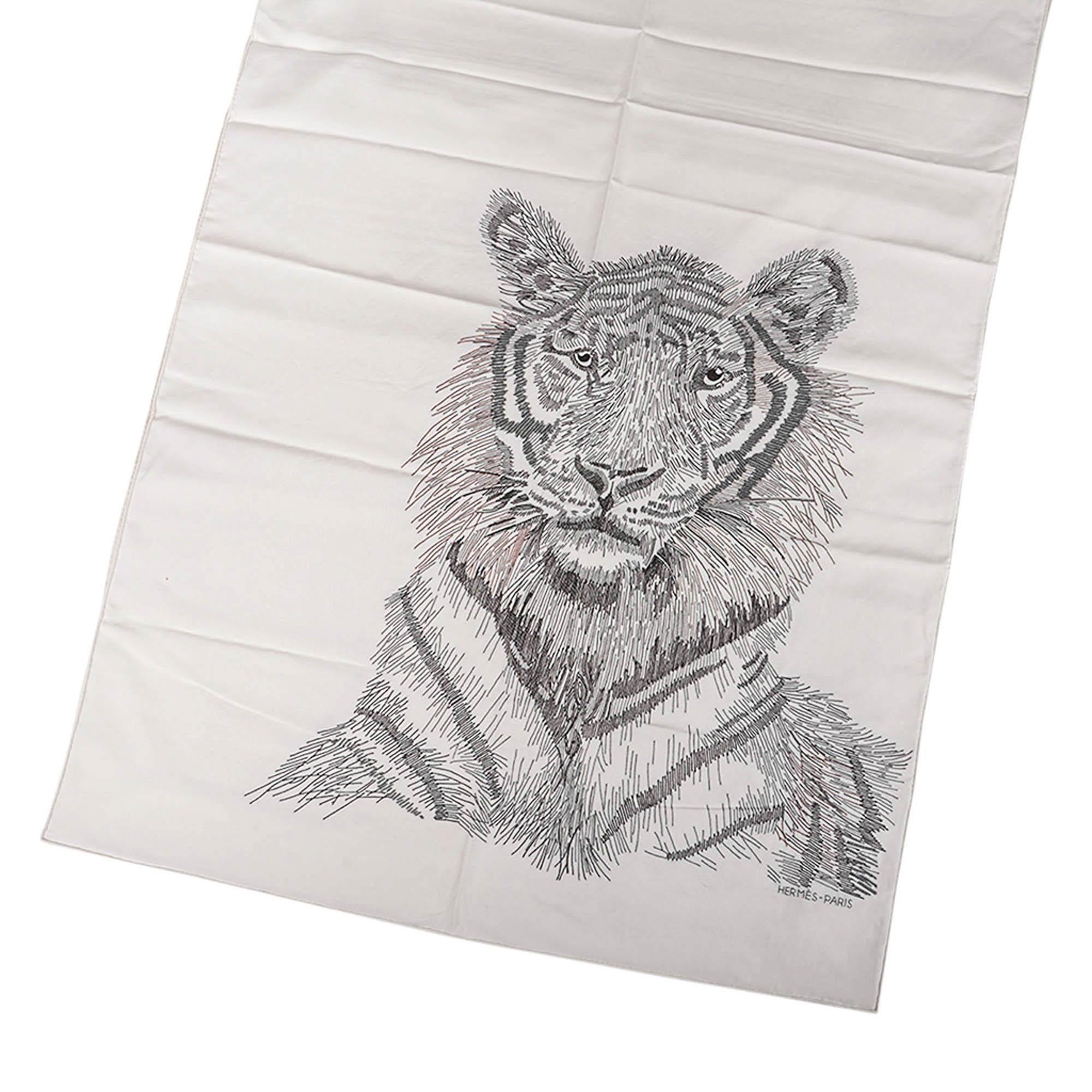 Hermes Tigre Royal Etole brodée Edition Limitée Foulard en soie en vente 5