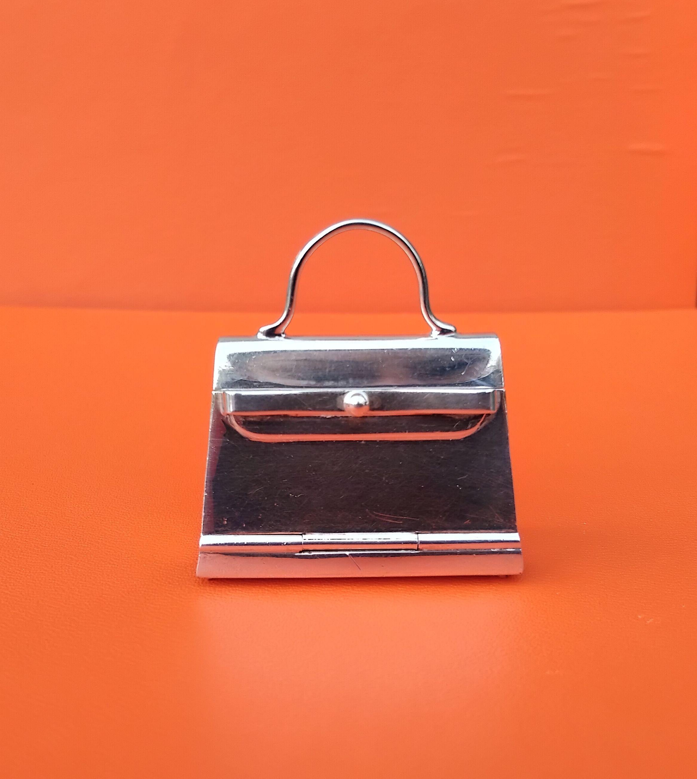 Hermès Tiny Mini Kelly Bag Pillendose in Silber mit Spiegel im Angebot 1