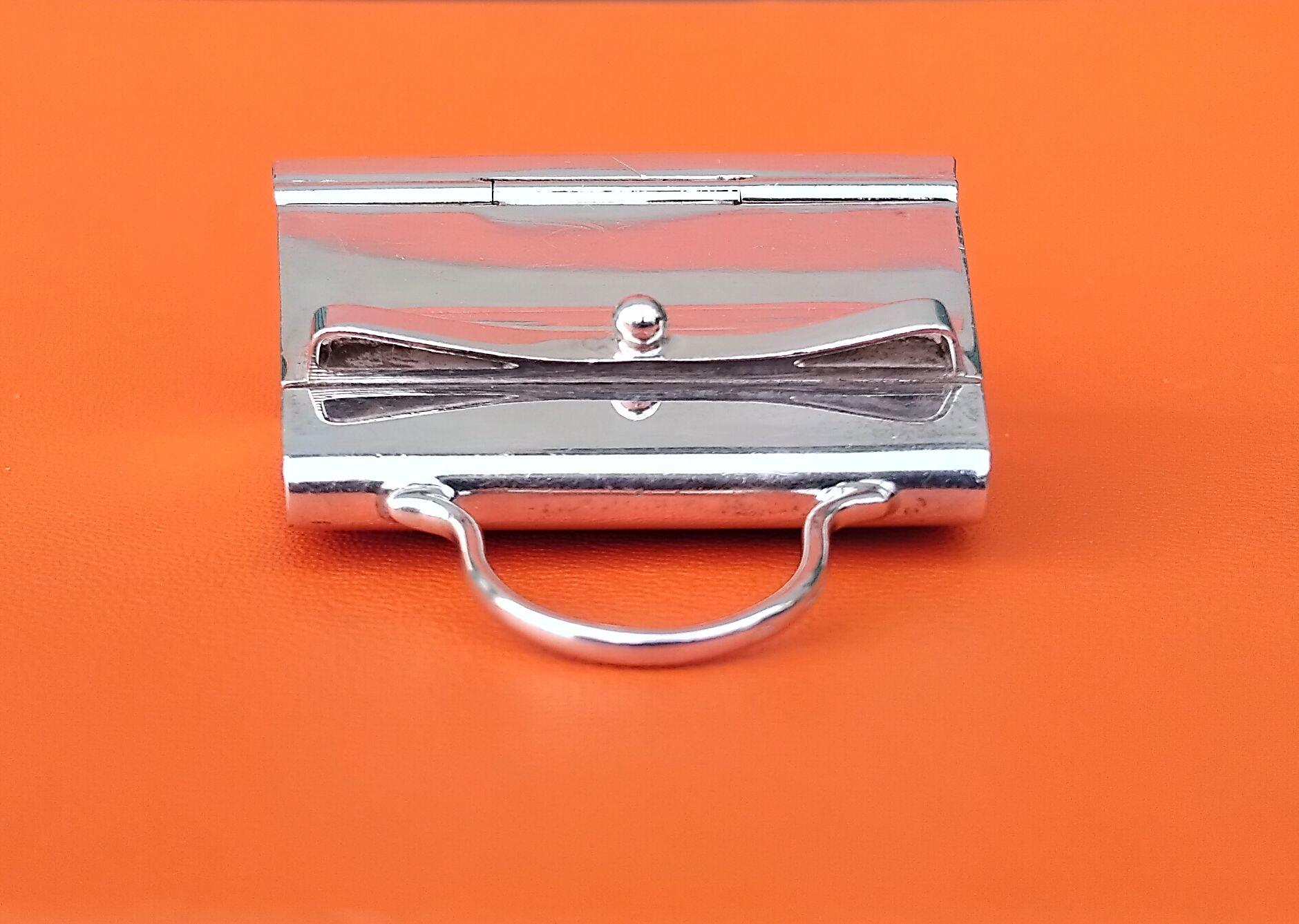 Hermès Tiny Mini Kelly Bag Pillendose in Silber mit Spiegel im Angebot 5