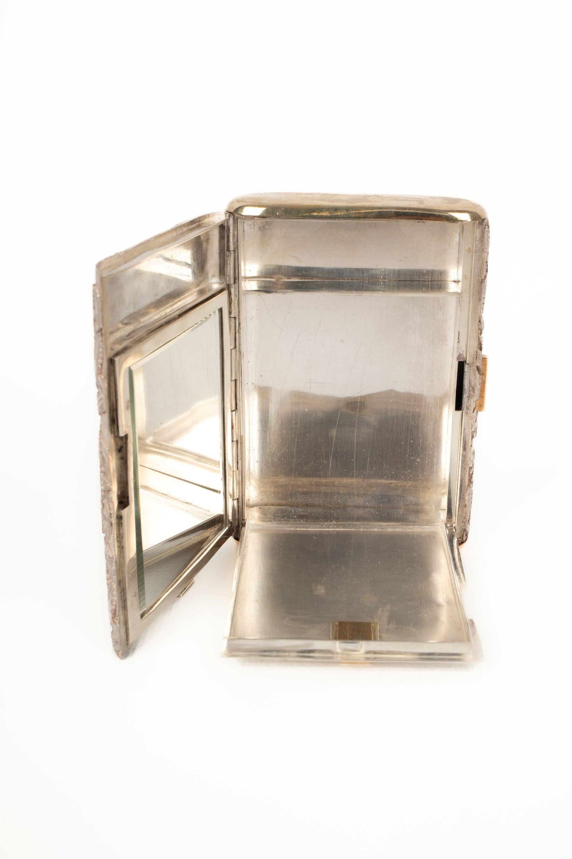 Hermès - (Made in France) Tiny silver minaudiere. It could have been used as a powder compact.

Additional information:
Condition: Very good condition
Dimensions: 9 cm x 7 cm x 2 cm

Seller Reference: ACC142