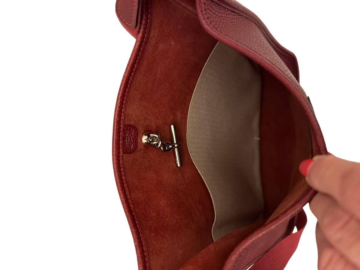 Hermès Toggle Closure Wine Leather Handbag  In Good Condition In Bridgehampton, NY