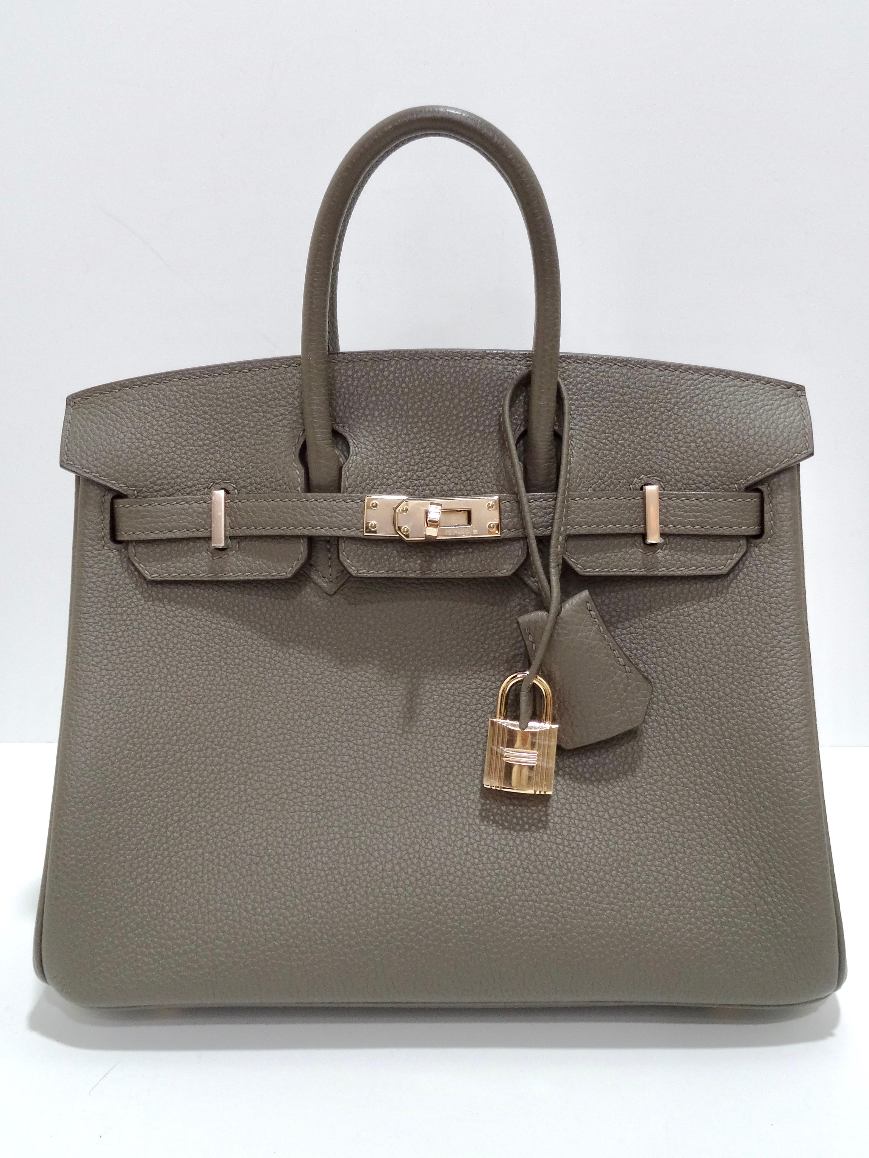 Hermès Togo Birkin 25cm Etain is hard to get your hands on. Seize it while you can! This petite handbag is beautifully crafted of togo calfskin leather in grey. The bag features rolled leather top handles, a short front flap, strap closure and rose