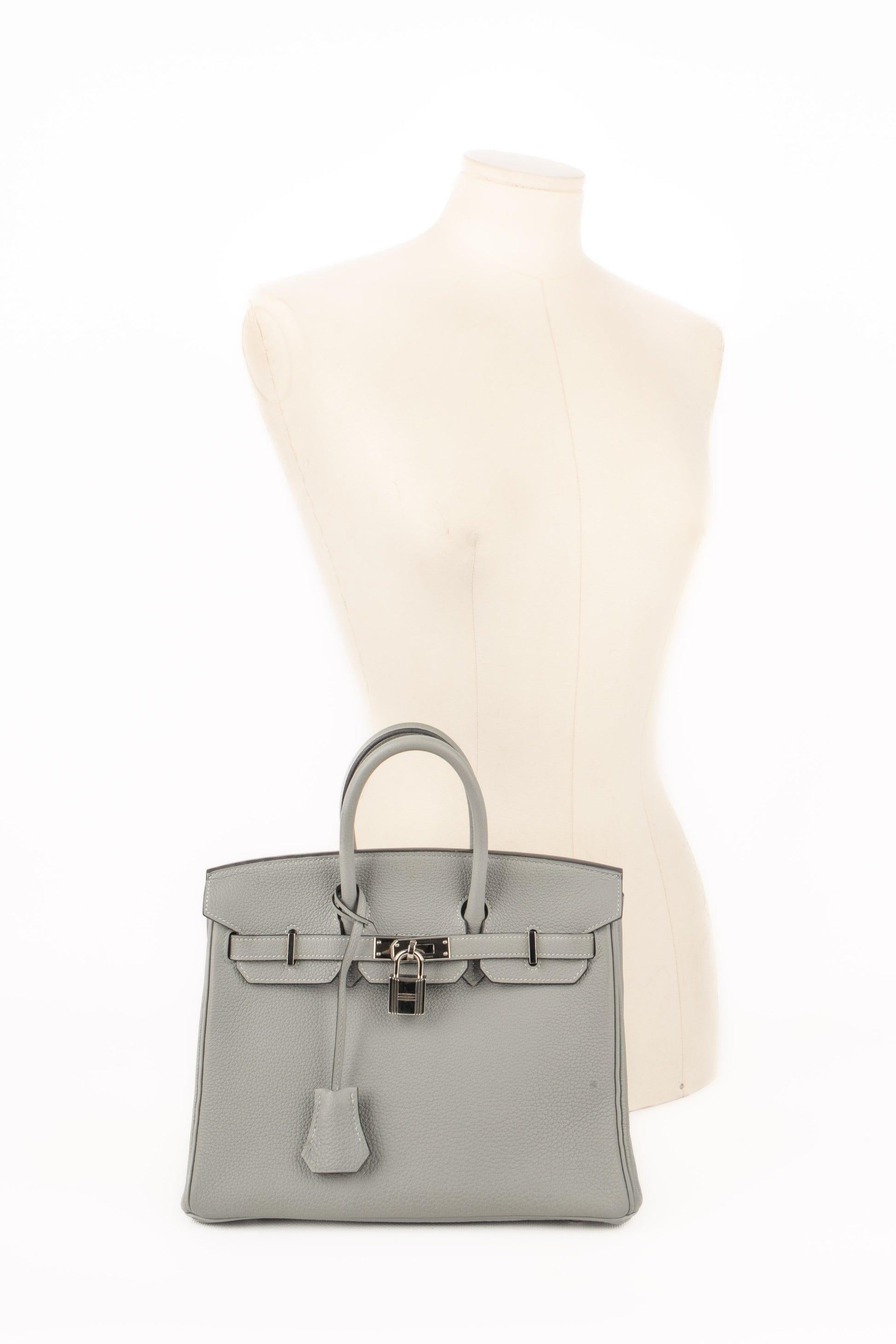 Hermès - (Made in France) 25 cm Tow-color togo calfskin Brikin bag with palladium-plated silvery metal ties and fastener, double handle, keys under a tiny cloche, padlock.

Additional information:
Condition: Very good condition
Dimensions: Length: