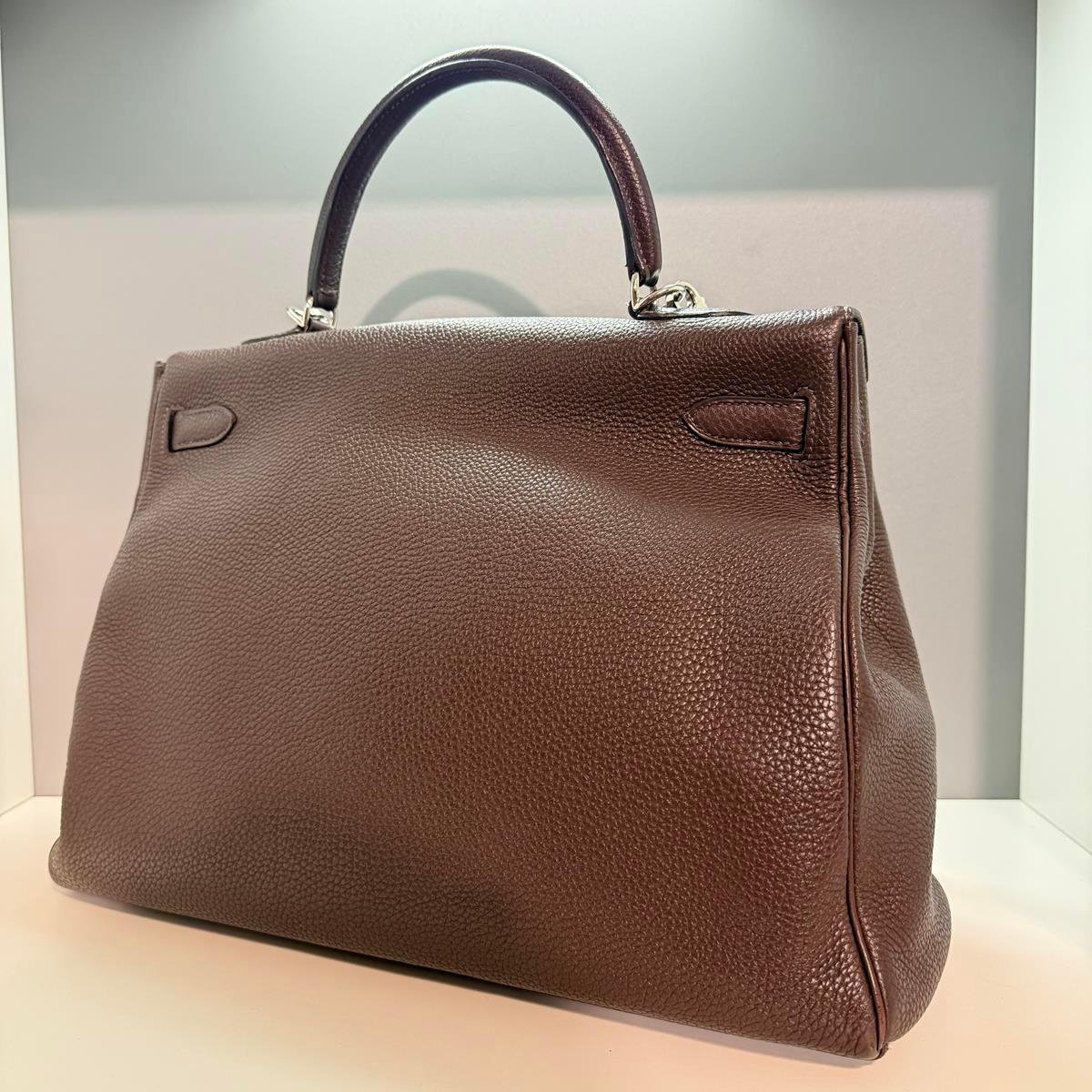 Amazing and iconic Kelly 35 Retourne
Togo leather
Dark brown, chocolate color
Palladium hardware
Year 2008
