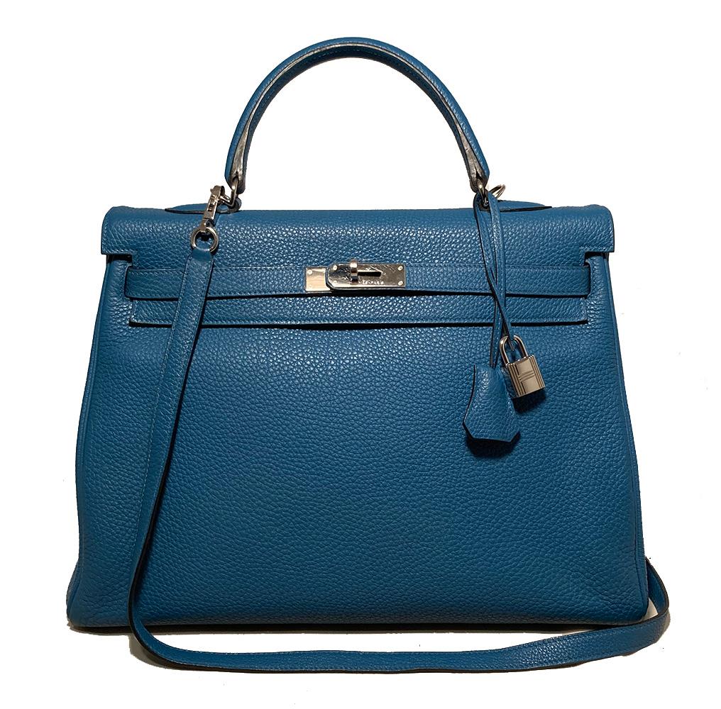 Magnifique Hermès Togo Kelly Retourne 35 Bleu Cobalt PDH en excellent état. Édition limitée d'un extérieur en cuir togo bleu cobalt garni de matériel palladium argenté. Bandoulière en cuir assortie, clochette avec serrure et 2 clés et twilly inclus.