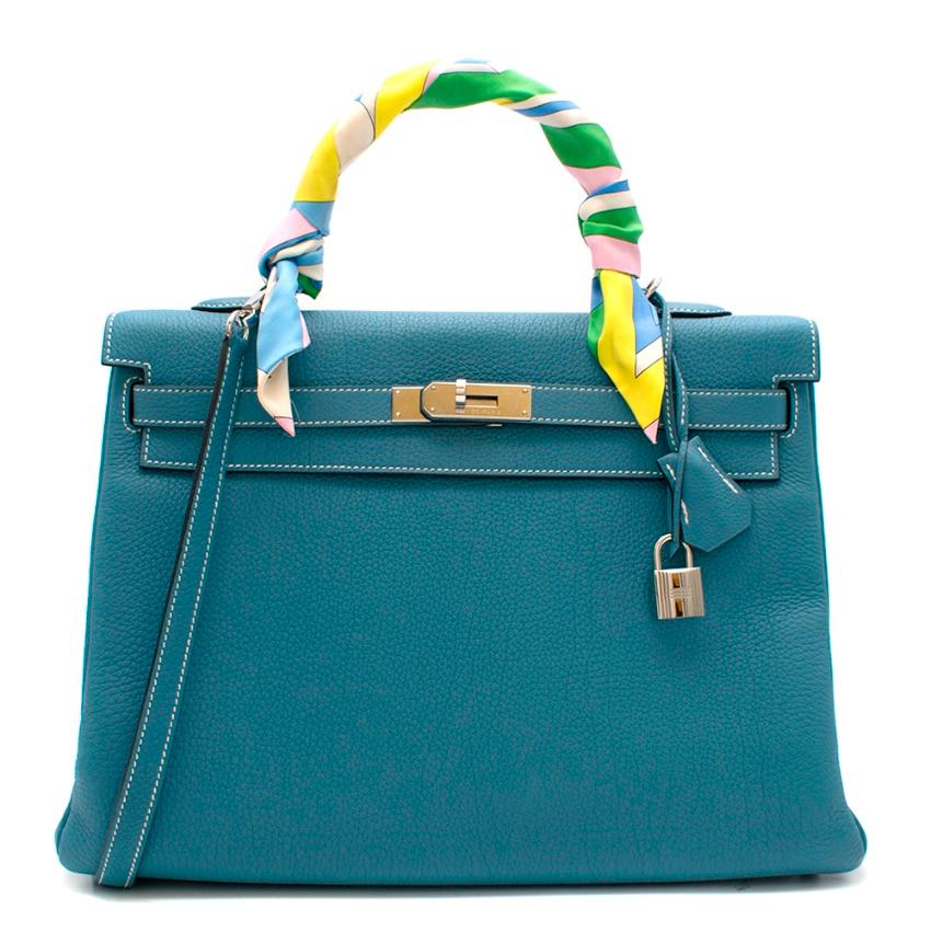 Hermes Togo Leather Blue Jean Kelly 35 PHW

Age [P] 2012
Palladium Plated Hardware
-Removable shoulder strap 
-Clochette & keys 
-Silk colourful twilly included 

- Interior zip pocket
- Two interior slip pockets

This item can be viewed at our