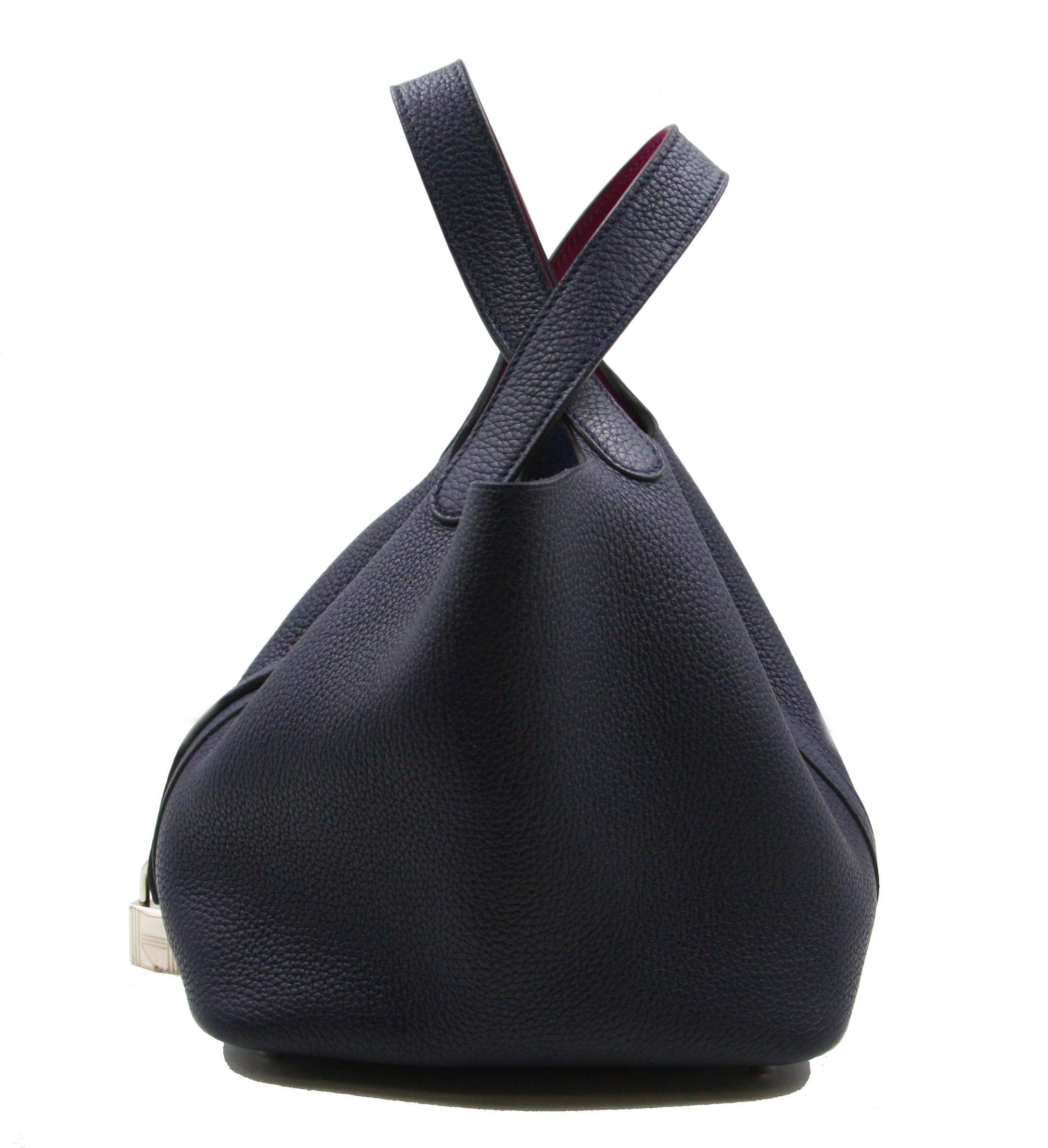 Bag in Togo leather with palladium plated Kelly lock closure

BAG MEASURES:
LENGTH 18cm/7