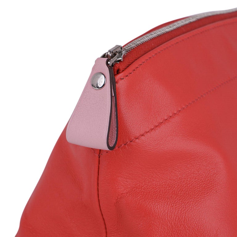 Mightychic offers an Hermes Tohubohu Pouch Medium model featured in Rose Jaipur.
A multifunctional piece in butter soft Milo Lambskin.
Top zip has Rose Sakura swift leather pull.
Tone on tone stitch.
Interior is Rose Sakura swift leather and