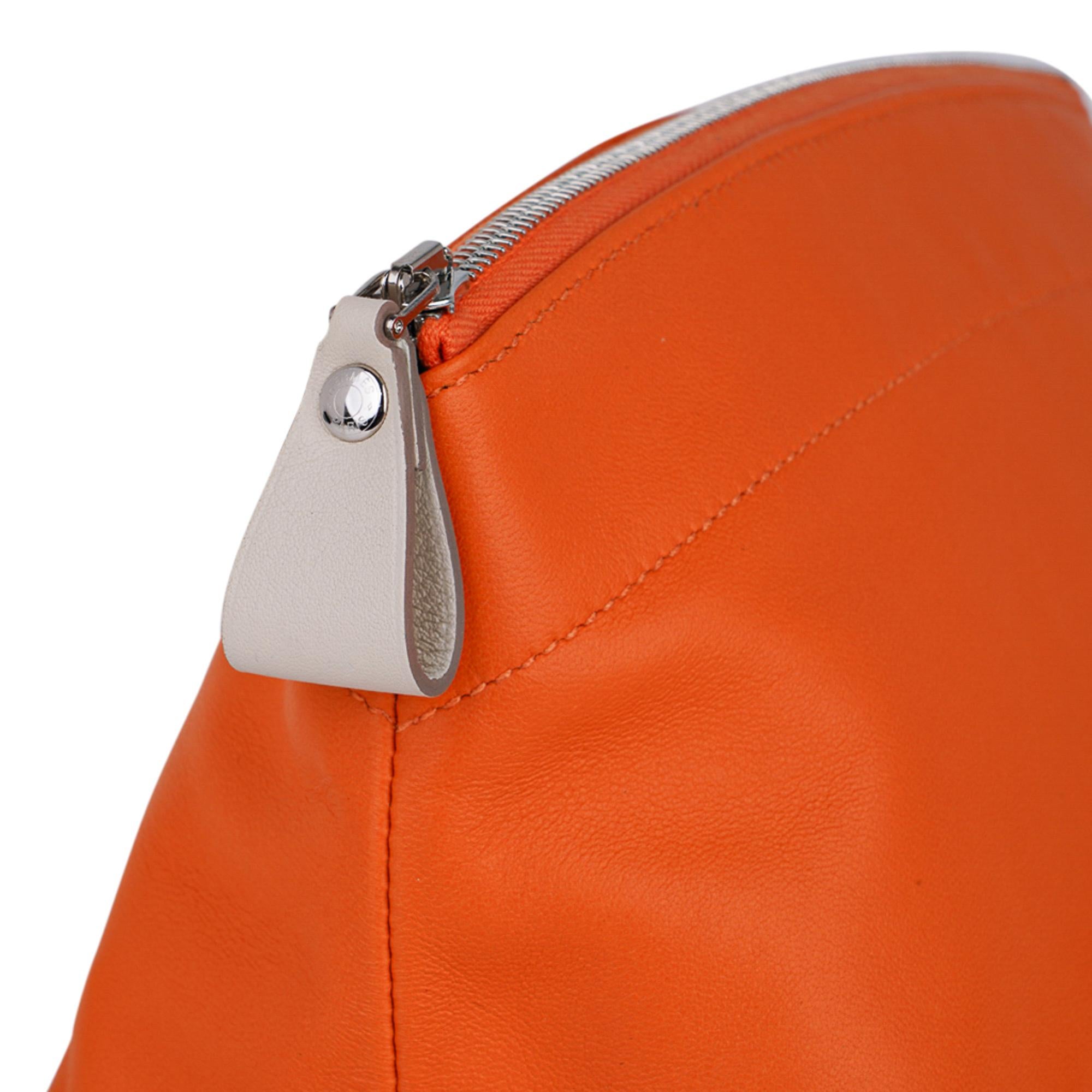 Mightychic bietet ein Hermes Tohubohu Pouch Medium Modell in den Farben Orange und Craie an.
Ein multifunktionales Stück aus butterweichem Milo-Lammfell.
Der obere Reißverschluss hat einen Craie-Seilzug aus Leder.
Ton-in-Ton-Stich.
Interieur ist