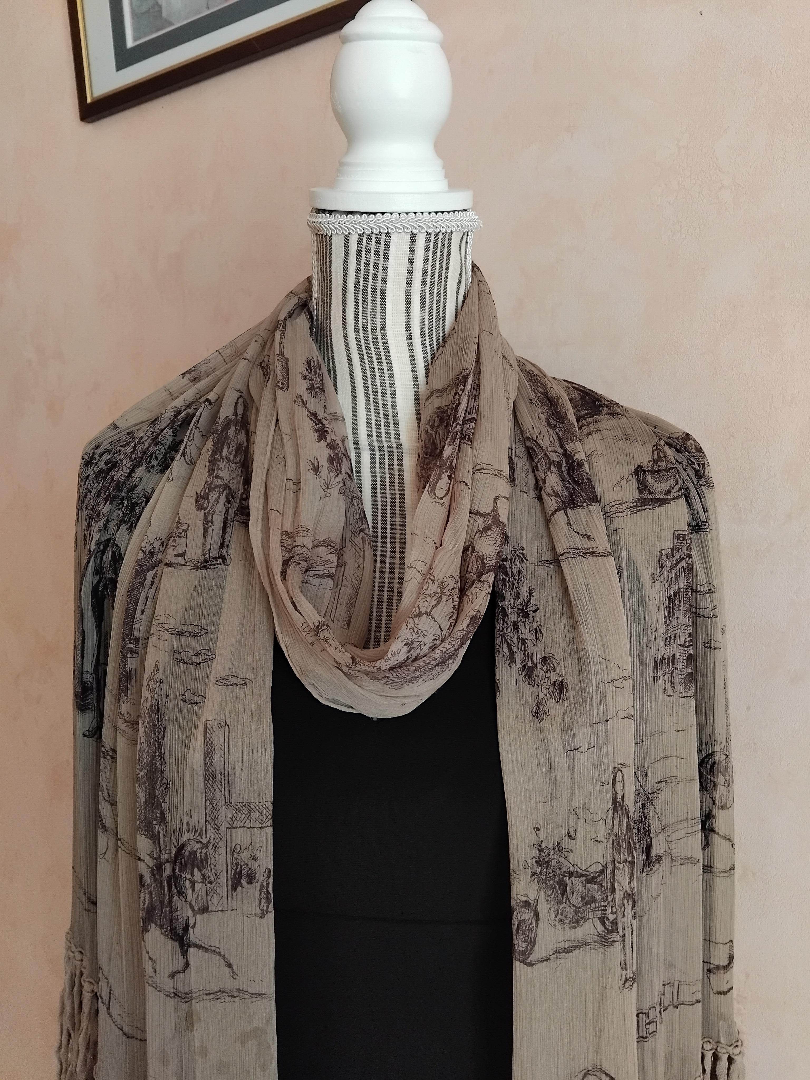 Hermès Toile de Jouy Stampa Chiffon Mousseline Sciarpa di Seta Lunga Stola in vendita 12