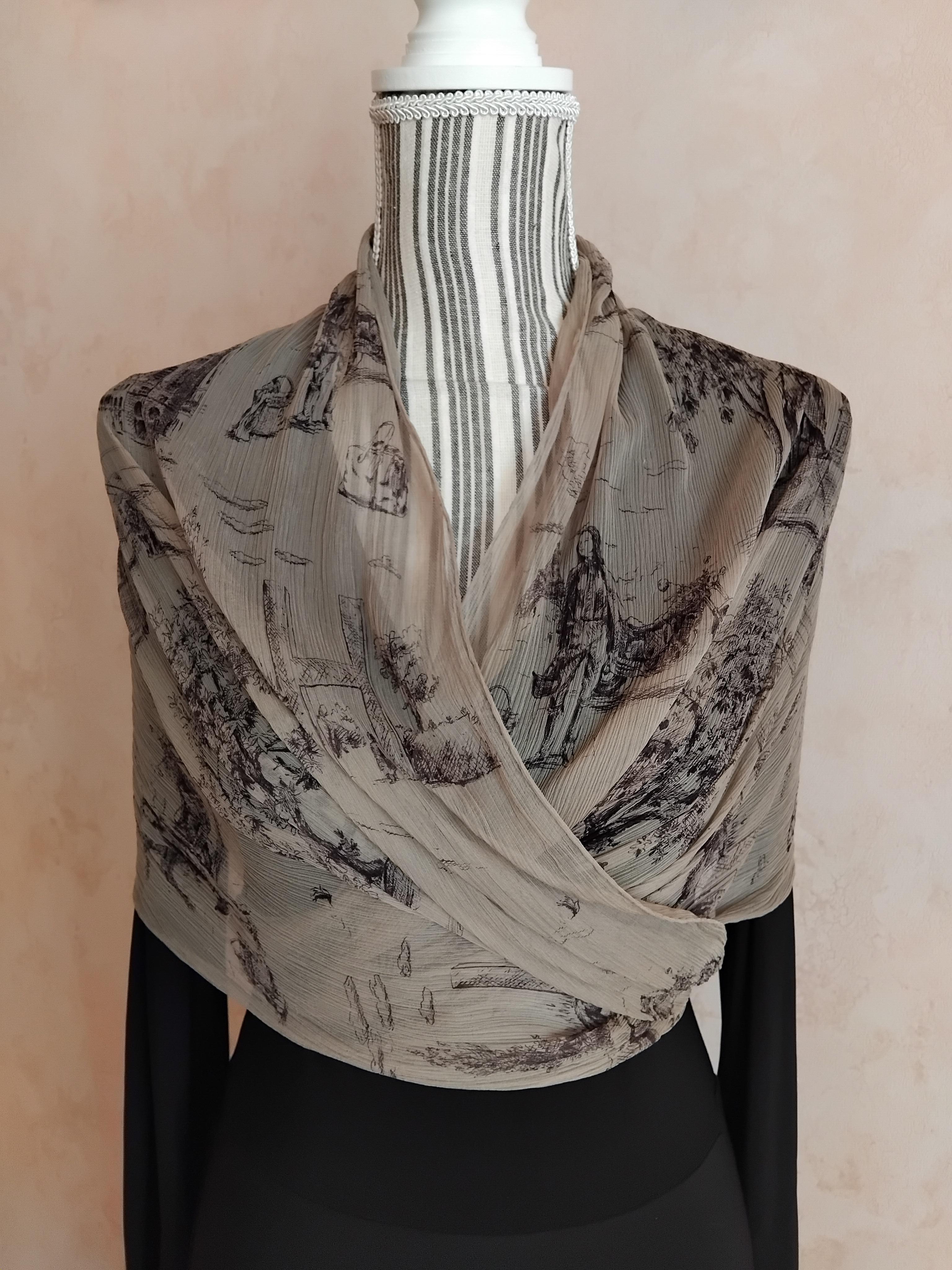 Marrone Hermès Toile de Jouy Stampa Chiffon Mousseline Sciarpa di Seta Lunga Stola in vendita