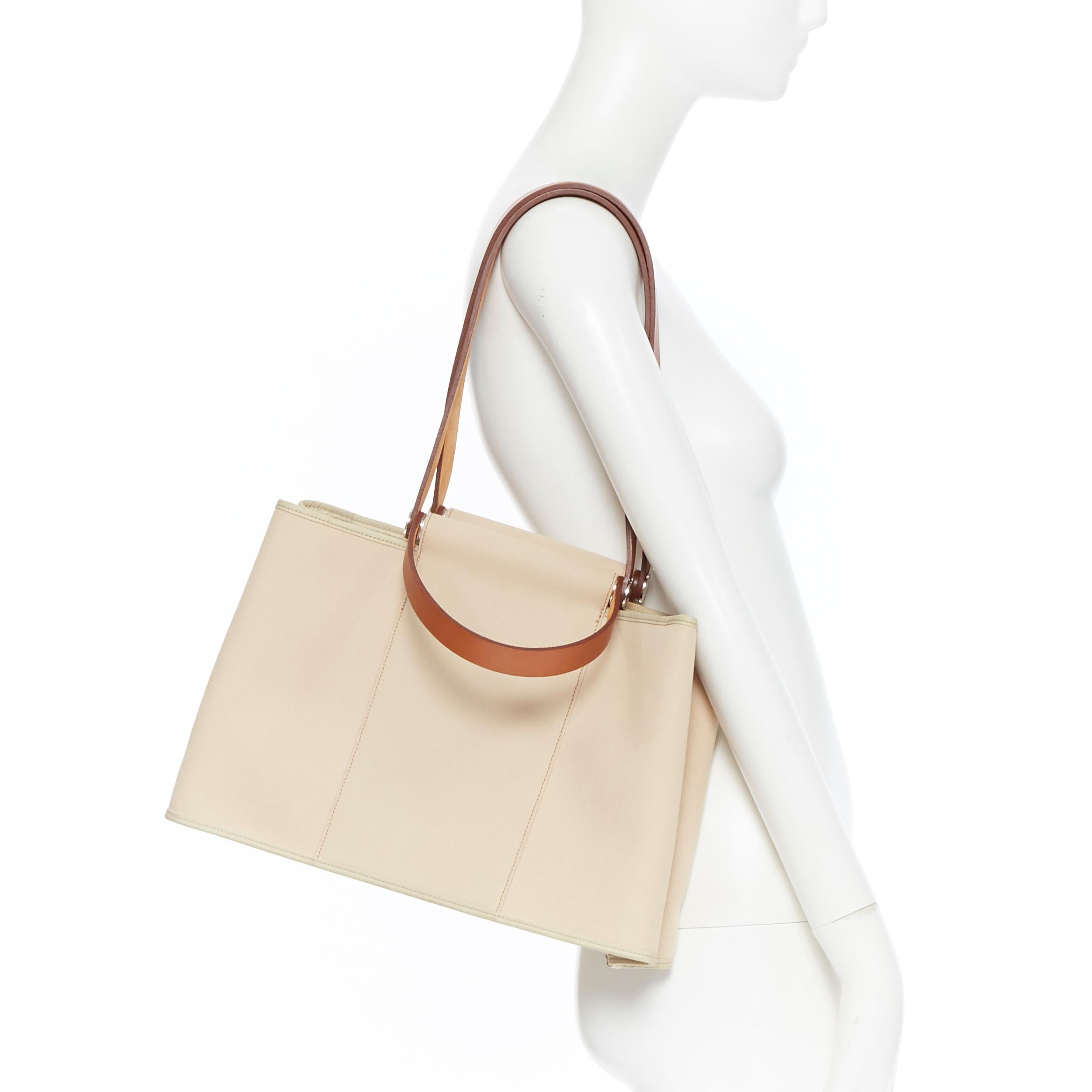 HERMES Toile H Cabag Elan Etoupe canvas tan leather expandable shoulder tote bag
Brand: Hermes
Model Name / Style: Cabag Elan
Material: Fabric; leather trimming
Color: Beige
Pattern: Solid
Lining material: Fabric
Extra Detail: Ecru Toile H canvas