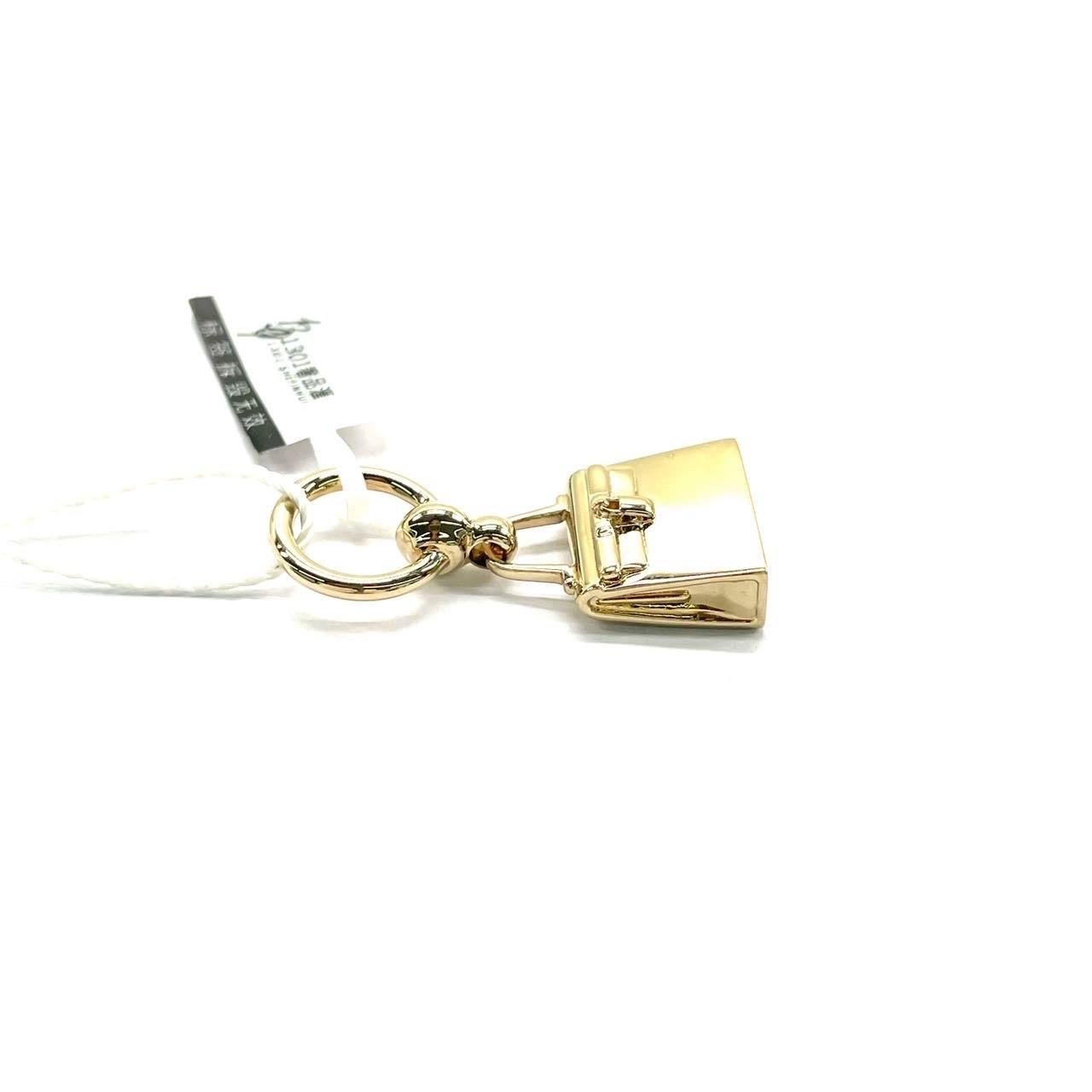 Condizioni: ECCELLENTE

Leggeri graffi minimi sulla superficie. 

Caratterizzato da:



Marchio: 

Hermès

Ciondolo
Colore: Oro chiaro
Dimensioni del motivo: 1,49 x 1,25 cm
Paese di origine: Italia