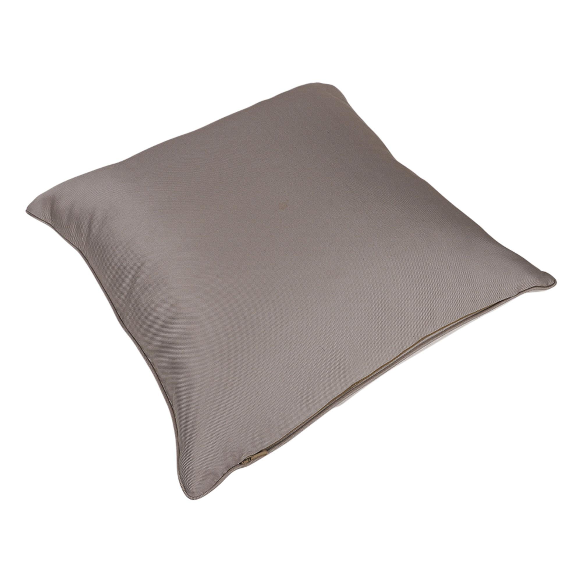 Grigio Cuscino Hermes Toucan con perline e ricami in edizione limitata in vendita