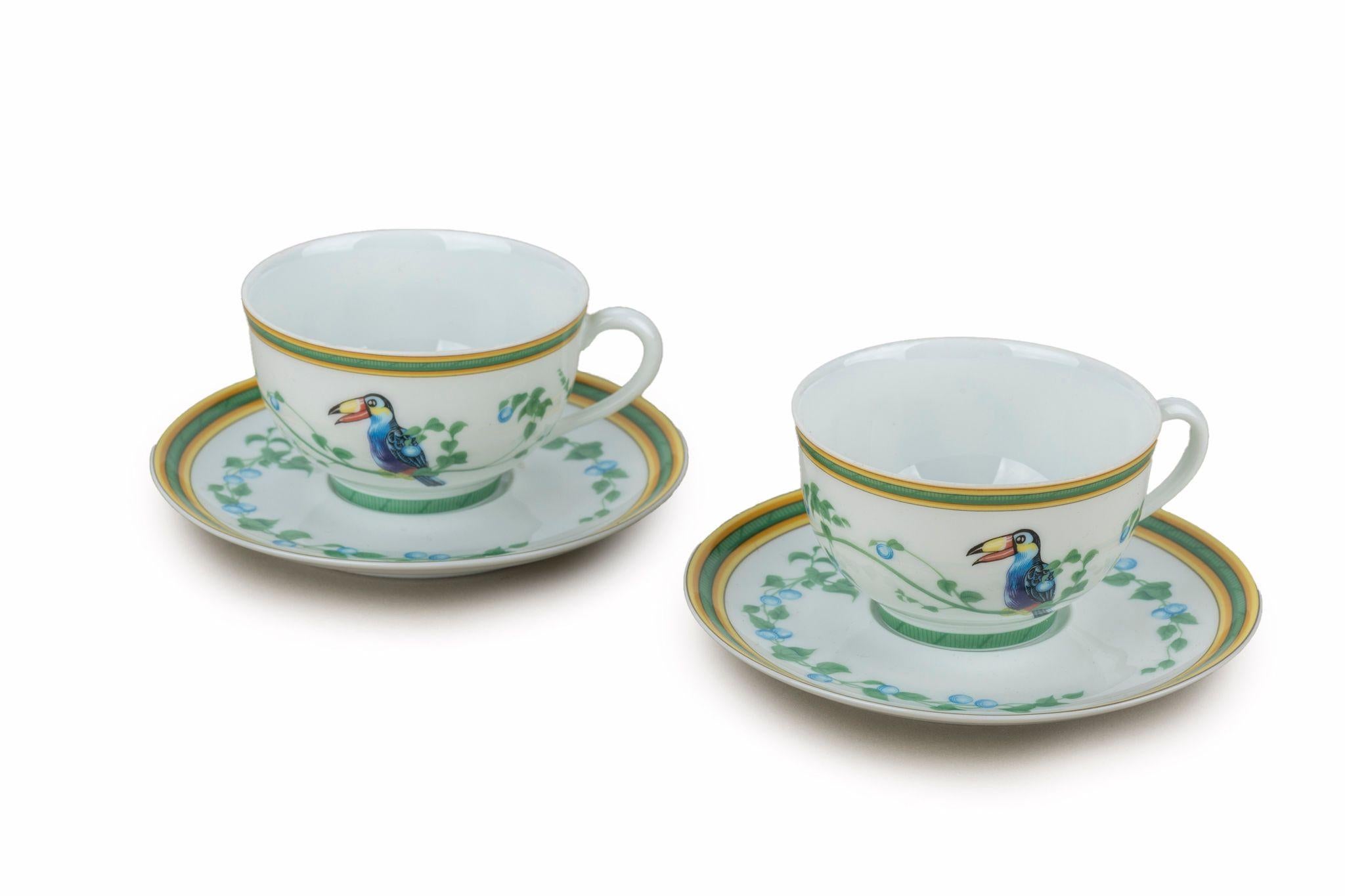 Set aus zwei Teetassen und Untertassen von Hermès mit Tukan-Motiv aus Porzellan.
Kommt mit Originalverpackung.