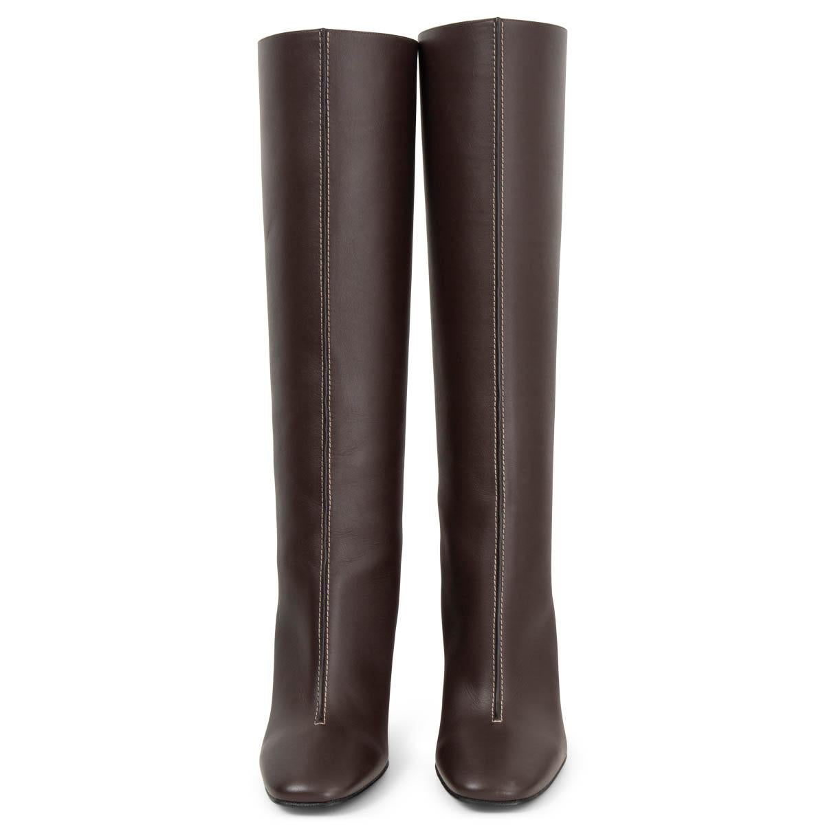100% authentic Hermès Dressage boots in Marron Tourbe brown calfskin with tinted edges and contrasting topstitching. A saddle-stitch style for a timeless and elegant look. The design featurea Hazelnut goatskin insole and lining. Brand new. Rubber
