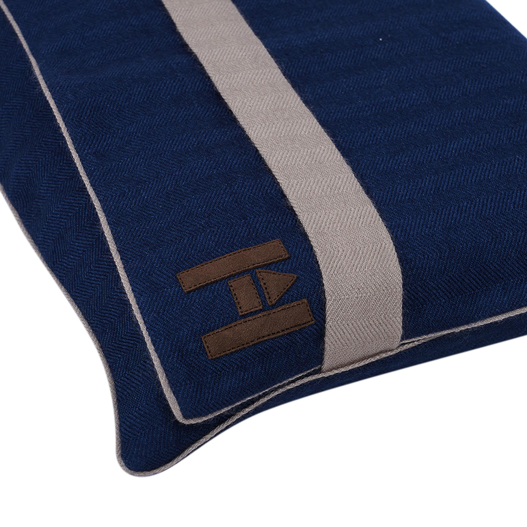 Hermes Traveler with Case Blanket Blue / Cream Cashmere For Sale 2