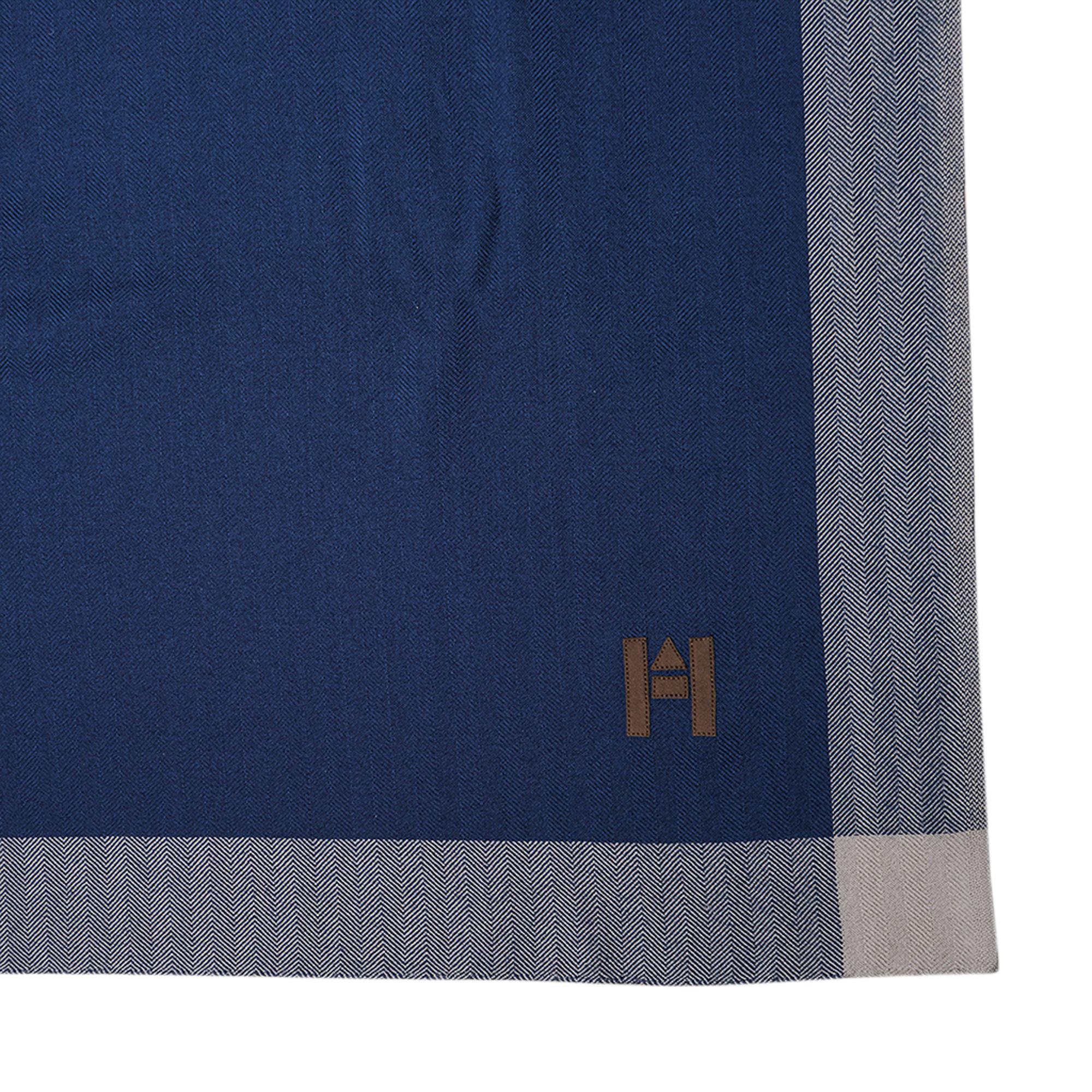 Mightychic propose une édition limitée rare de la couverture et de l'étui de voyage Hermès en cachemire bleu et crème.
De forme rectangulaire.
La couverture et l'étui ont un détail en H en cuir brun.
Garniture à chevrons bleu et crème.
Le luxe