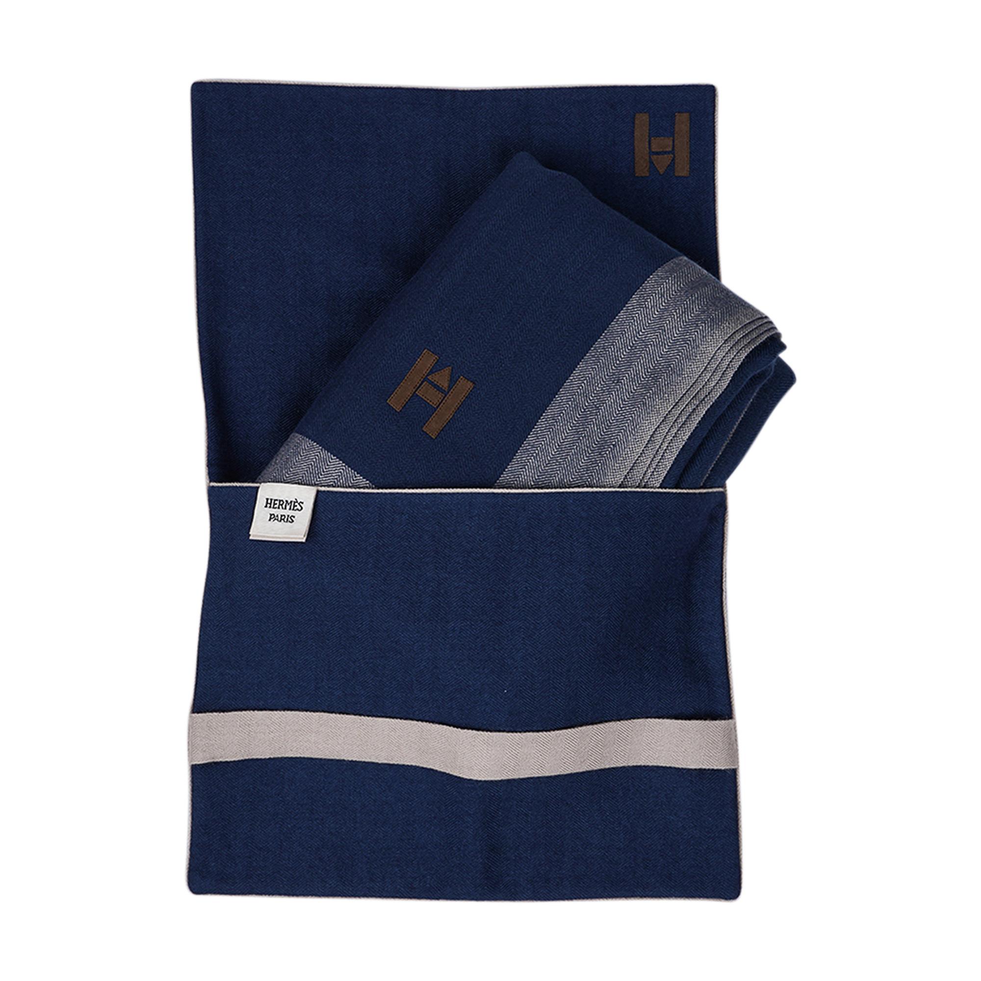 Hermès - Portefeuille de voyage avec couverture en cachemire bleu / crème Neuf - En vente à Miami, FL