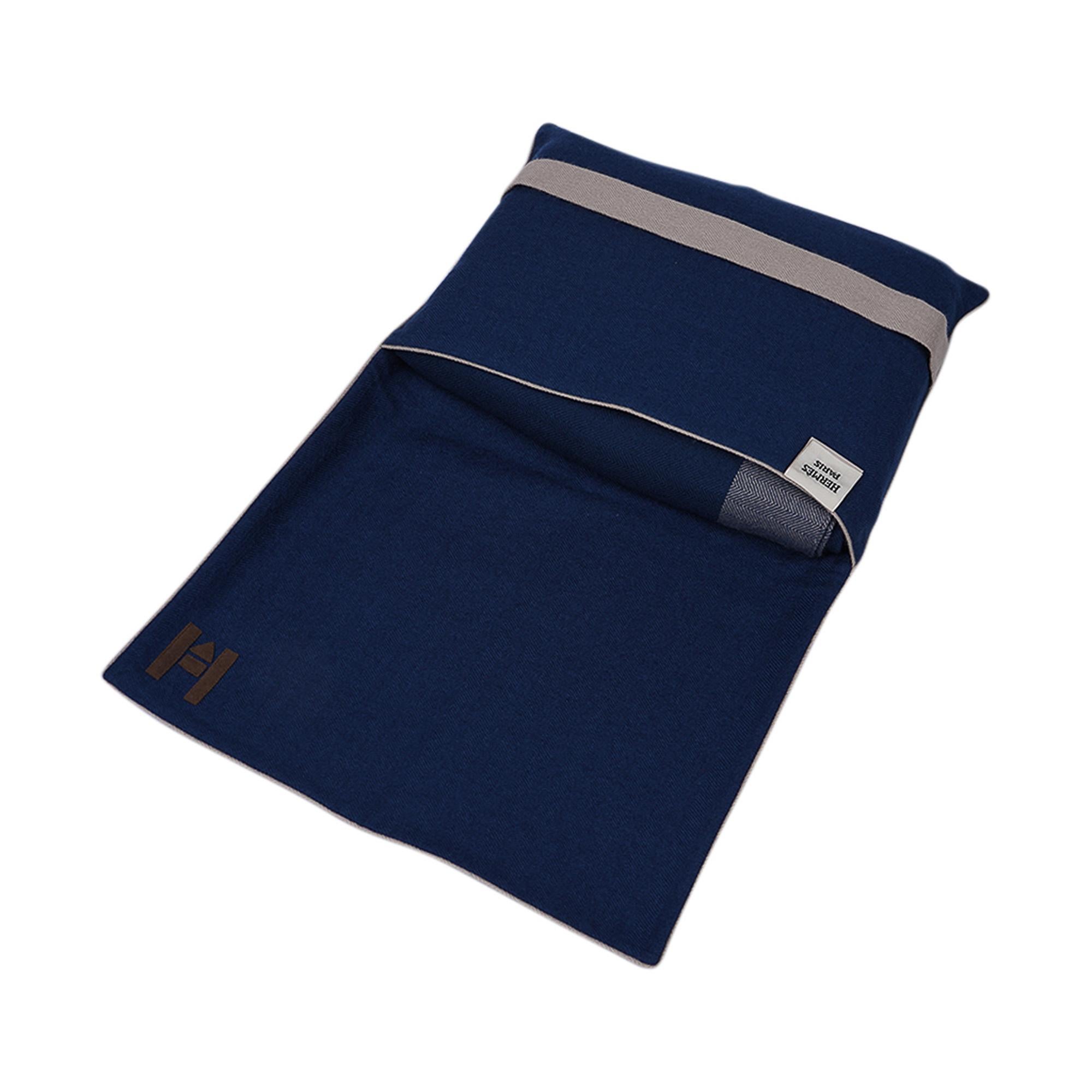 Hermès - Portefeuille de voyage avec couverture en cachemire bleu / crème en vente 1