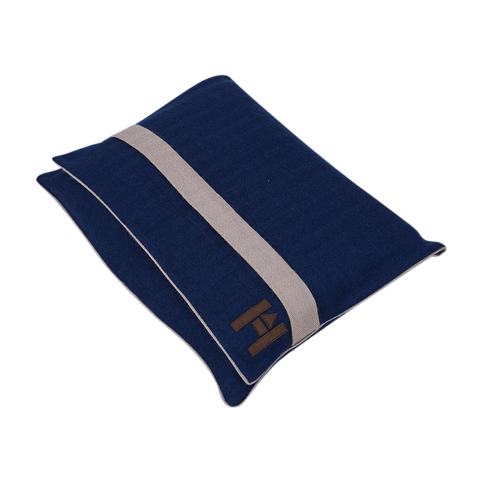 Hermès - Portefeuille de voyage avec couverture en cachemire bleu / crème en vente 3