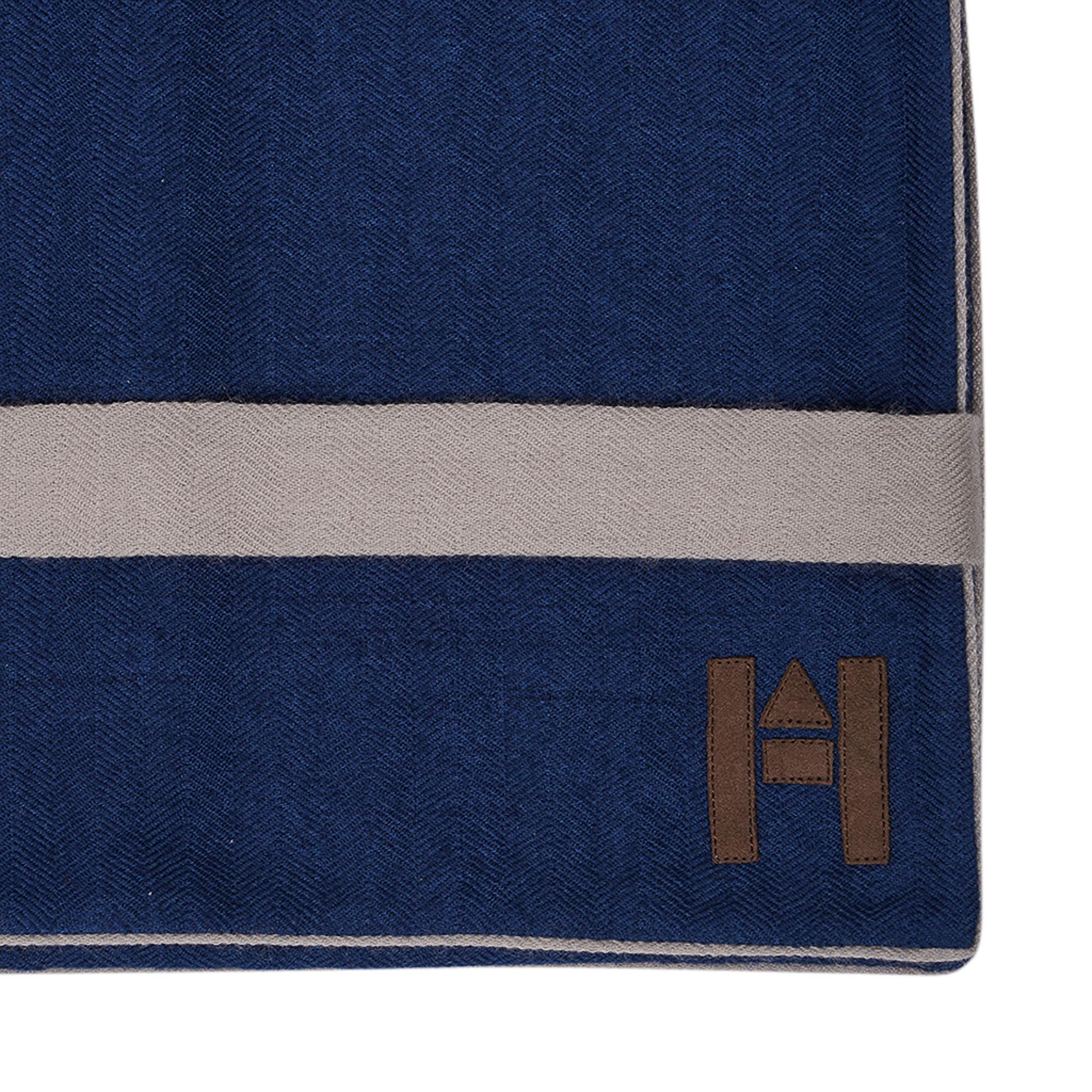 Hermes Traveler with Case Blanket Blue / Cream Cashmere For Sale 1