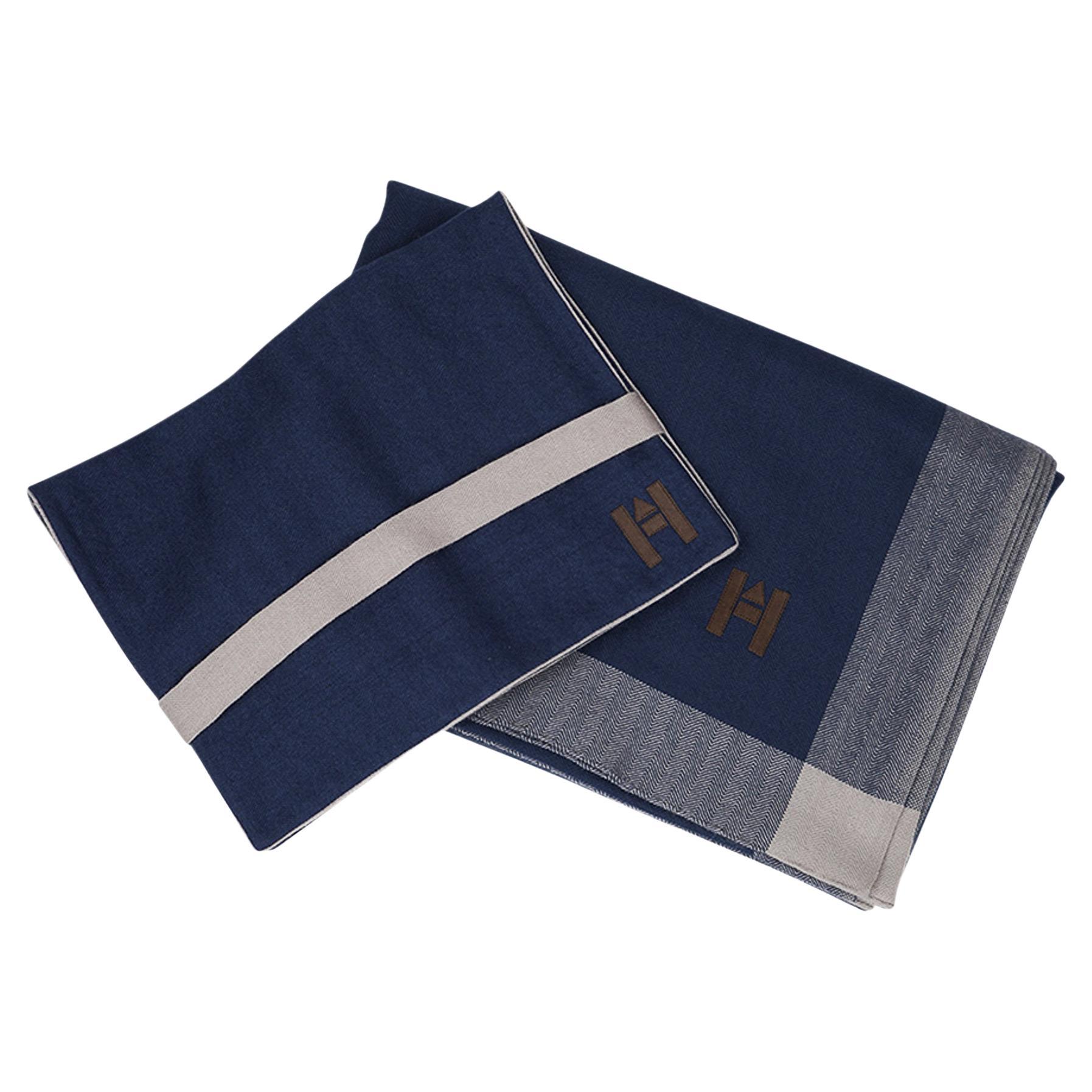 Hermès - Portefeuille de voyage avec couverture en cachemire bleu / crème en vente