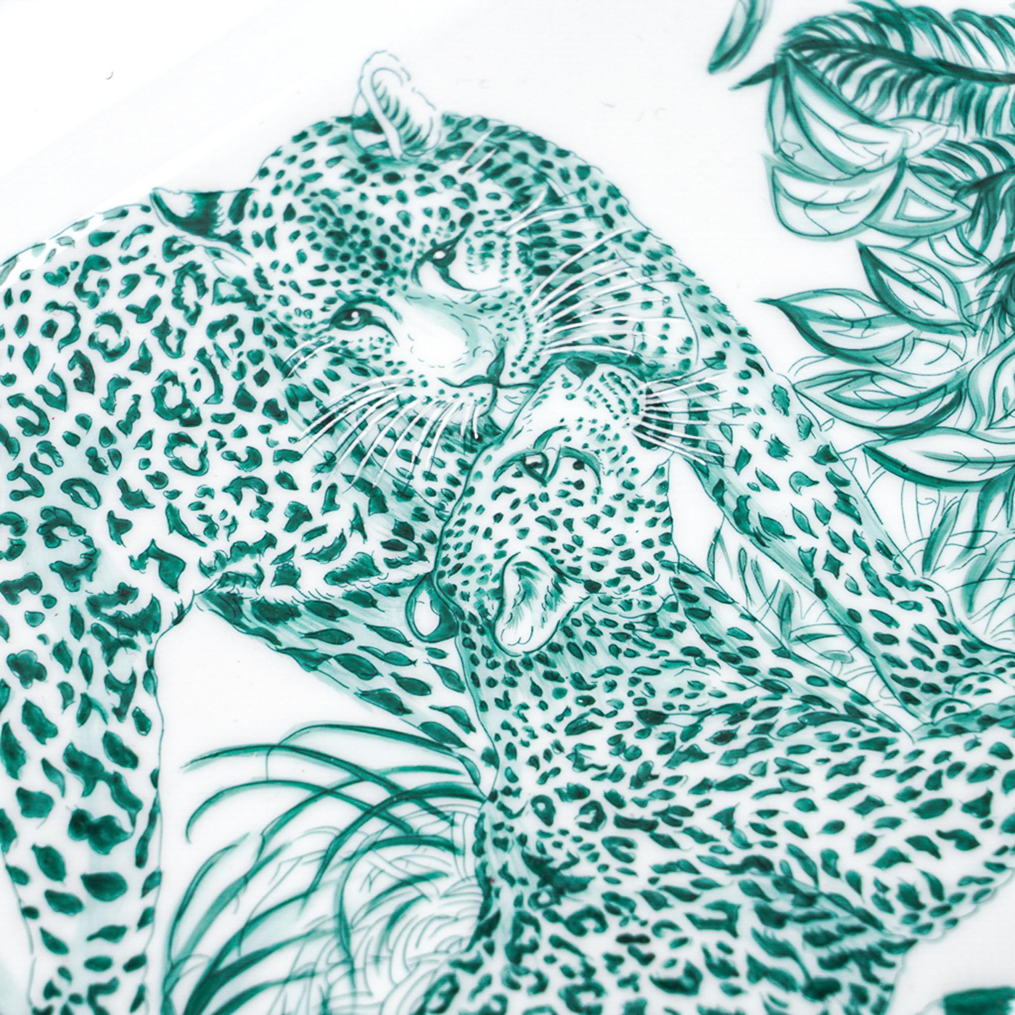Mightychic bietet ein Hermes Jungle Love Limoges Porzellantablett in Emerald an.
Handbemaltes Porzellan mit handbemaltem Platinbesatz.
Dieser beliebte Druck ist zeitlos und ein begehrtes Sammelobjekt.
Ein perfektes Akzentlicht für jeden