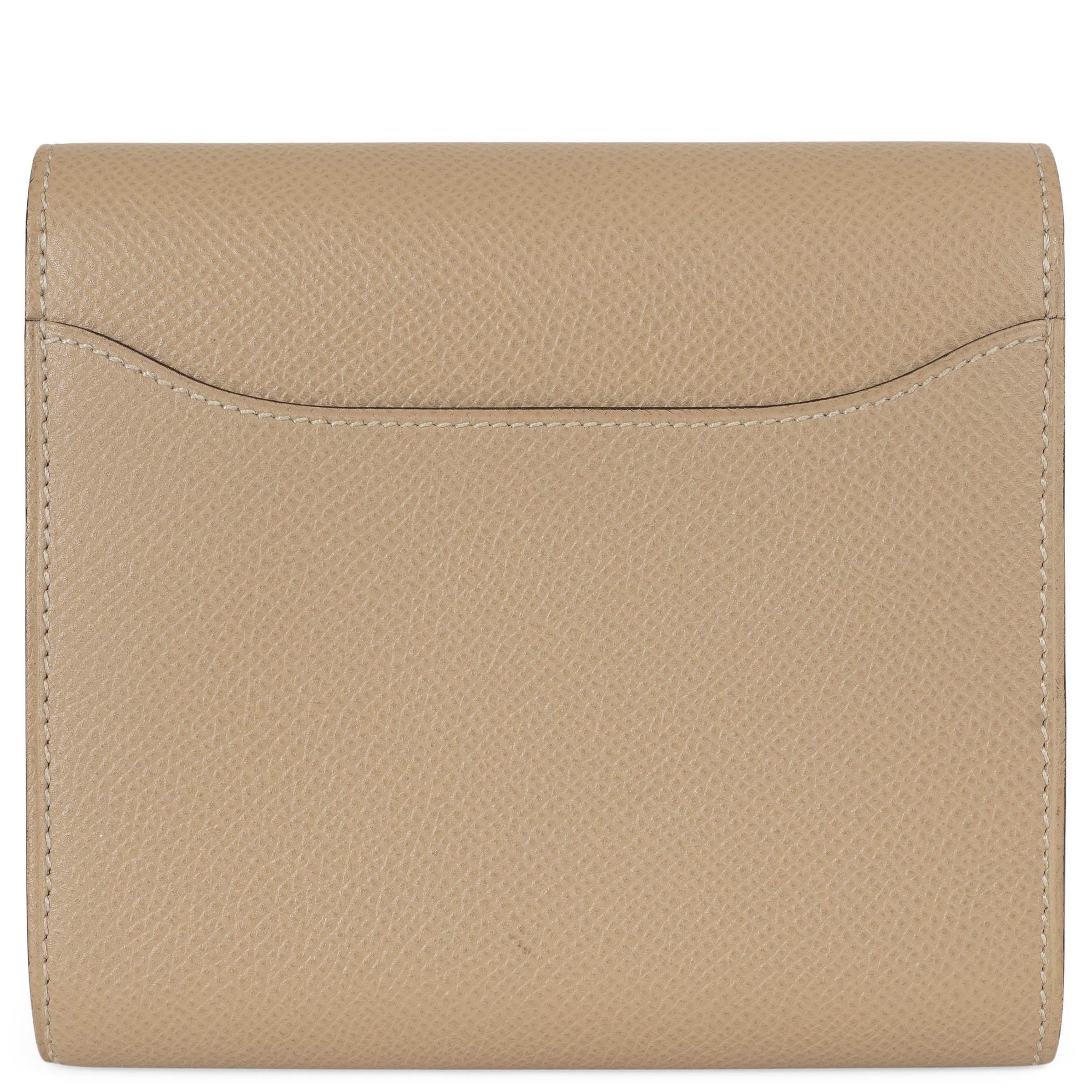 Questo portafoglio Hermès Constance Short in pelle Trench (beige) Veau Epsom, autentico al 100%, incarna una raffinatezza senza tempo. Progettata con una silhouette strutturata, si chiude con l'iconica fibbia H. placcata in oro rosa. Foderato in